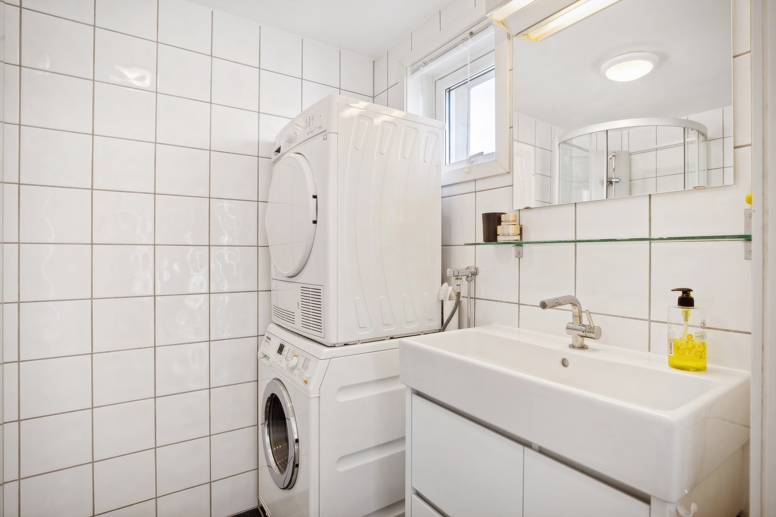 Badet oppvarmes med varmekabler i gulv og ventileres med mekanisk avtrekk. Galleribilde