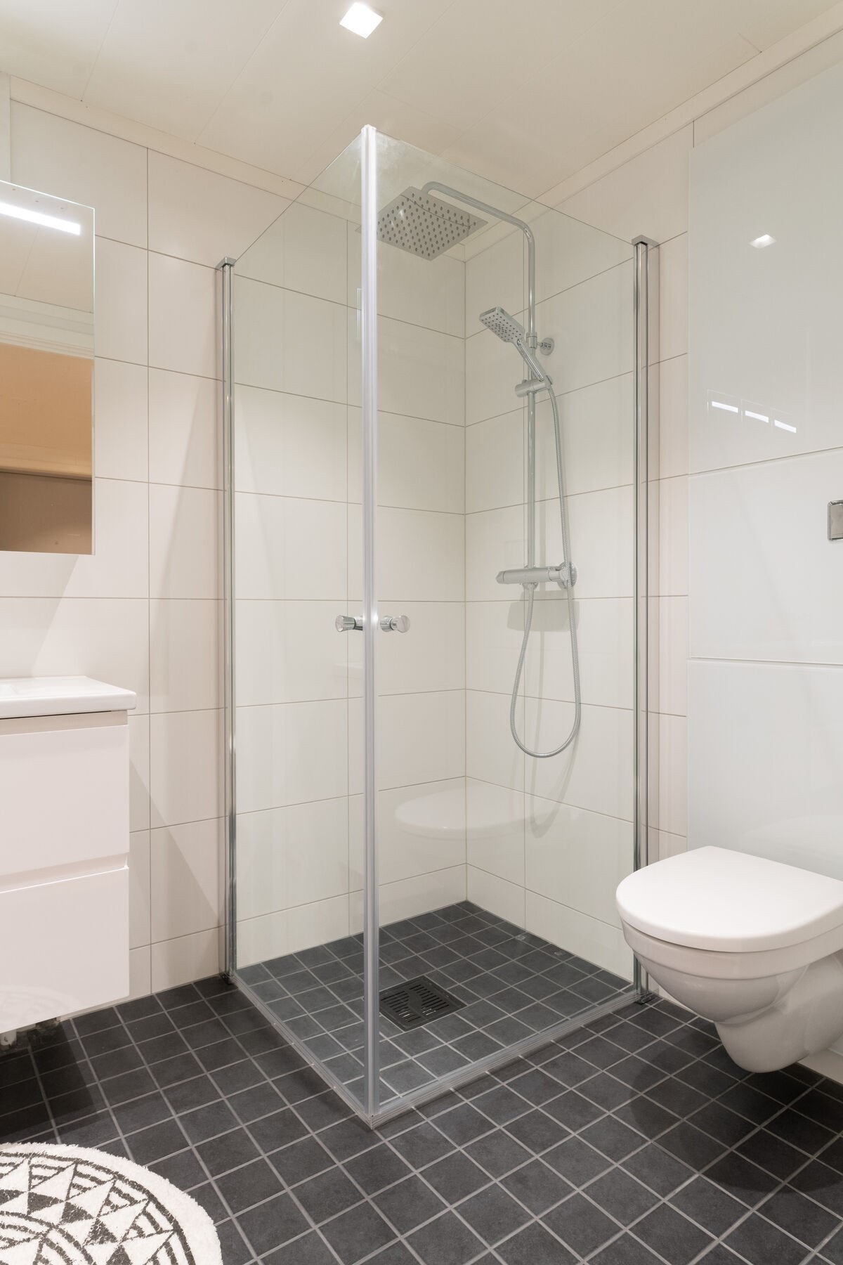 Badet har for øvrig veggmontert toalett, dusjhjørne og opplegg for vaskemaskin. Galleribilde
