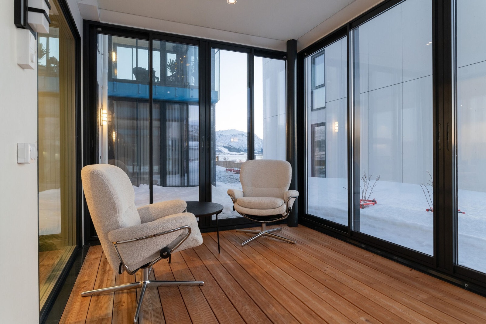 Fra stuen er det utgang til en sørvendt vinterhage - som en forlengelse av stuen. Galleribilde