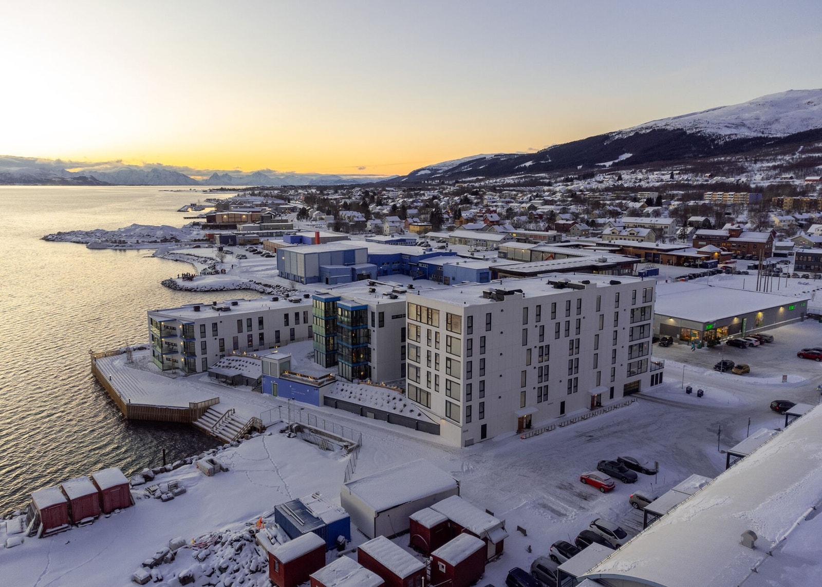 Beliggenhet i boligblokken lengst mot nord av de 3 bygningene som utgjør boligkomplekset Kjempenhøy. Galleribilde