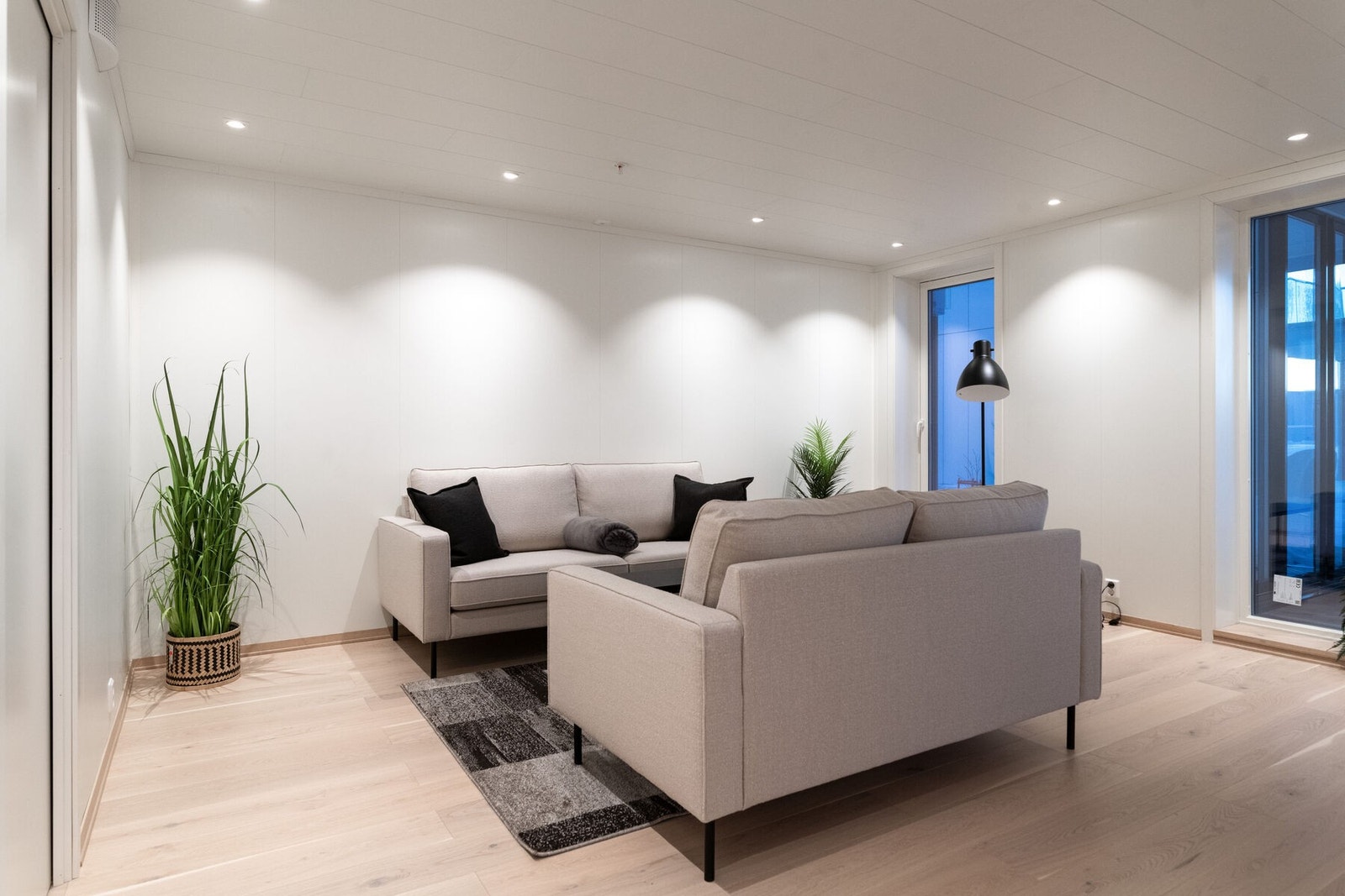 Lys og innbydende stue med spotbelysning i taket. Galleribilde
