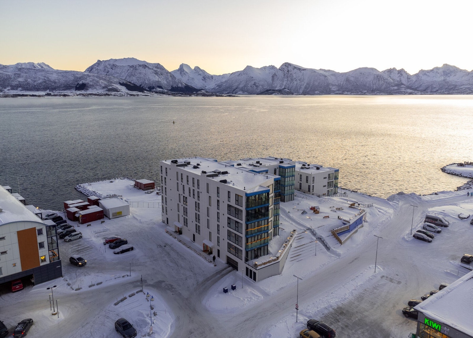 Kjempenhøy ligger sentralt til på Sortland, på fylling i sjøen. Galleribilde