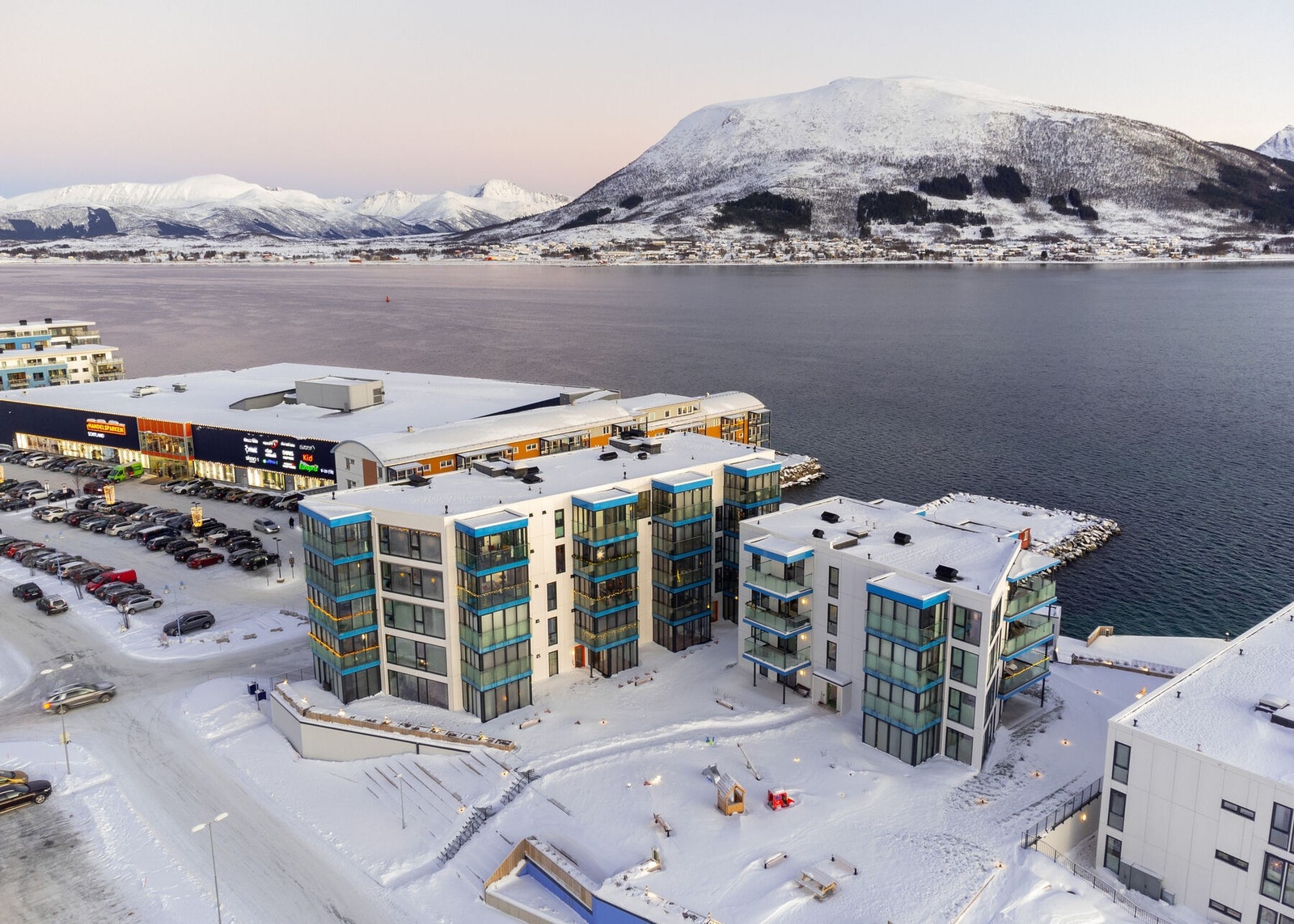 Beliggenhet i sentrum og like ved to av Sortland største kjøpesenter, gjør at det er kort gangavstand til alle fasiliteter i sentrum. Galleribilde