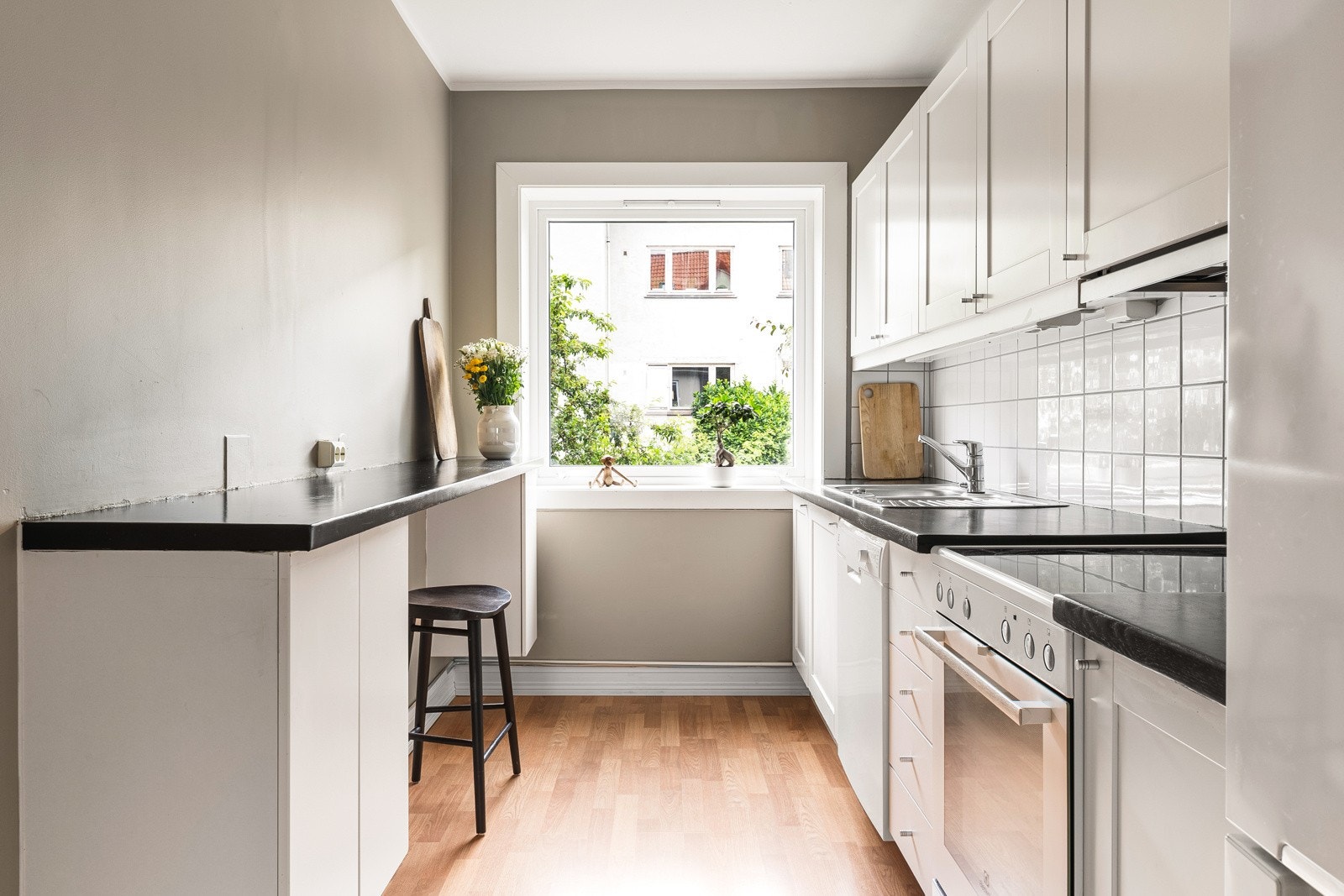 Kjøkkenet er tidløst og moderne og har godt med skap/benkeplass, som er perfekt for den matglade! Galleribilde