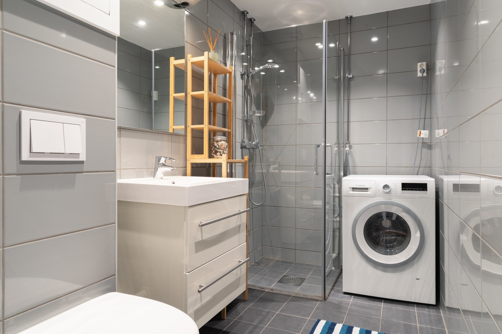 Badet er målt til 4 kvm. og har fliser på gulv og vegger, samt malte plater i himling. Galleribilde