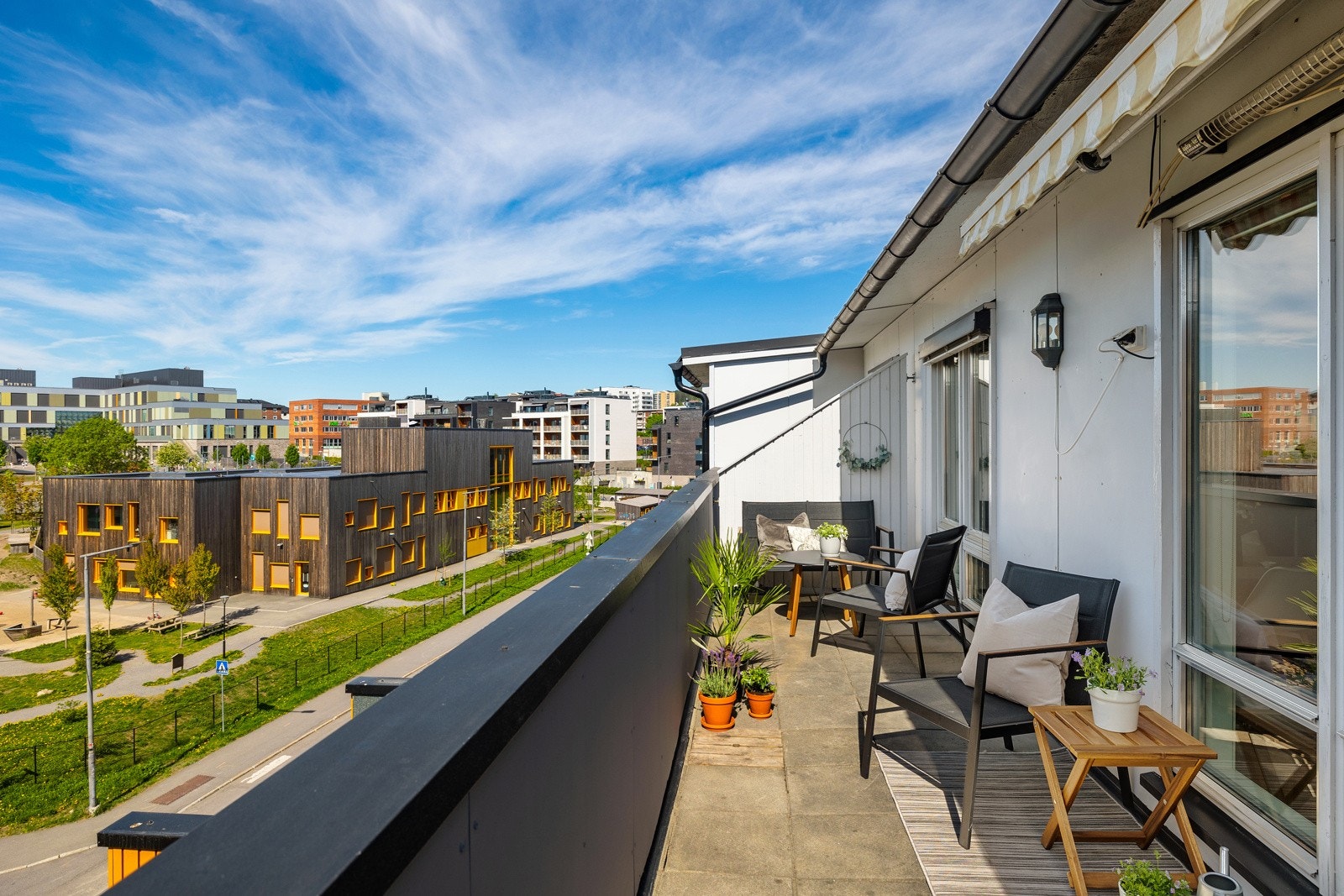 Terrassen er på hele 13 m² og ligger fritt og usjenert til med flott utsyn Galleribilde