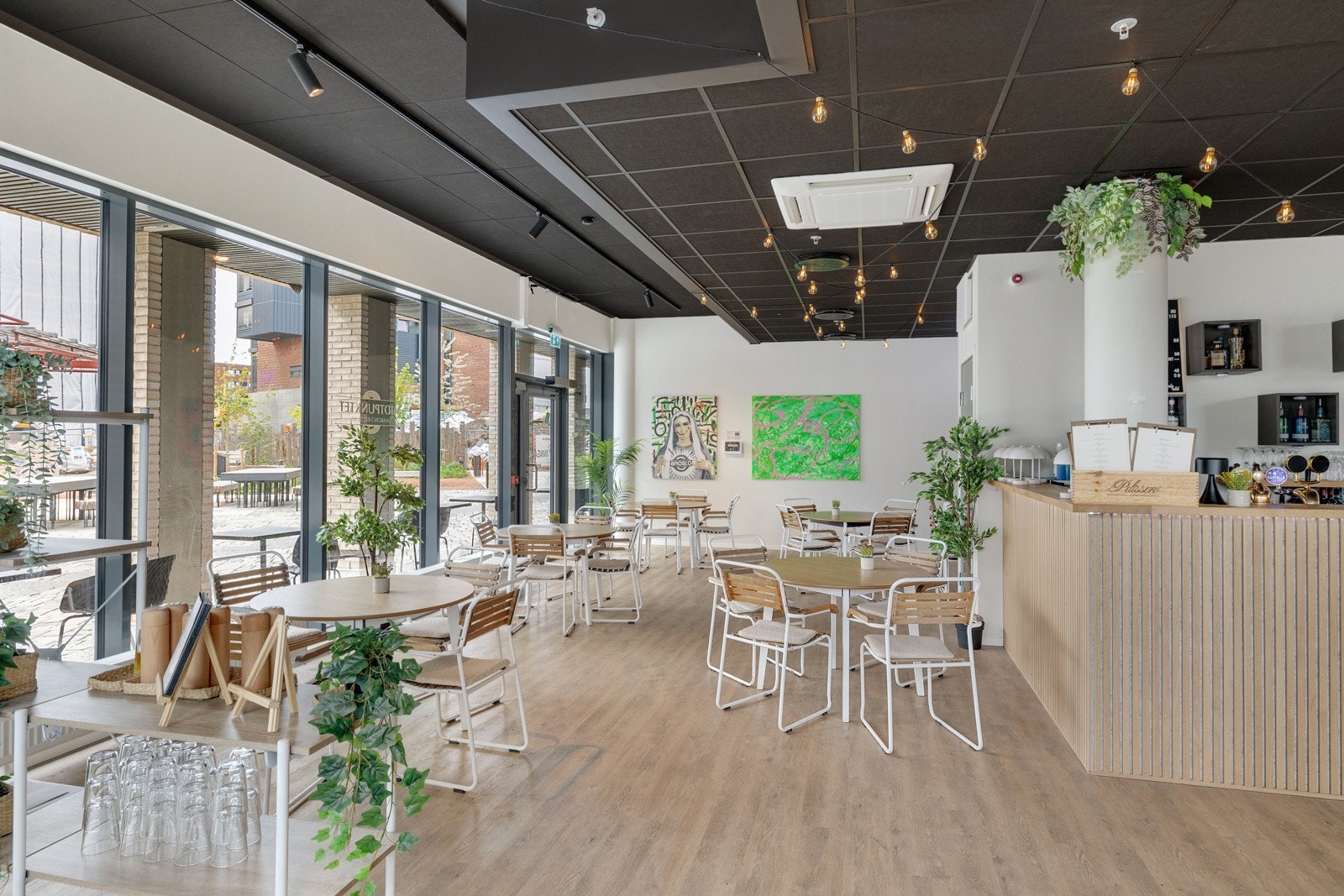 Rikelig med butikker, restauranter og andre servicetilbud like i nærheten. Galleribilde