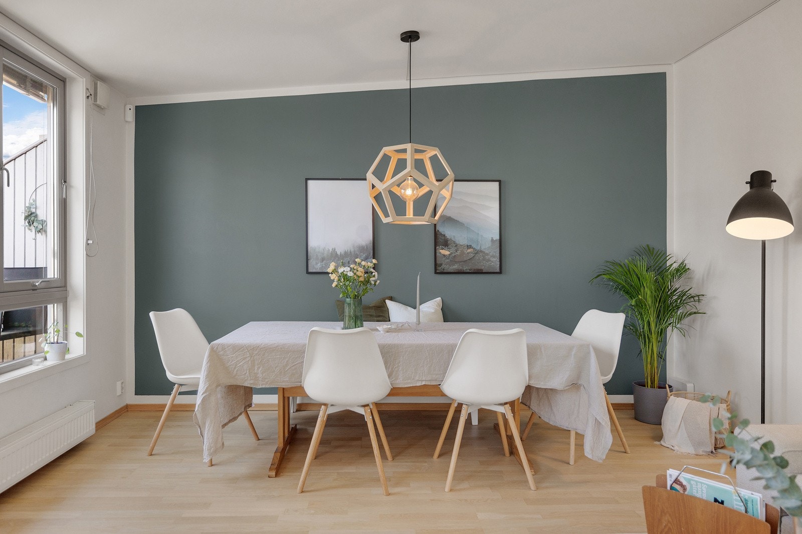 Stuen rommer plass til et stort spisebord til familien og gjester. Galleribilde
