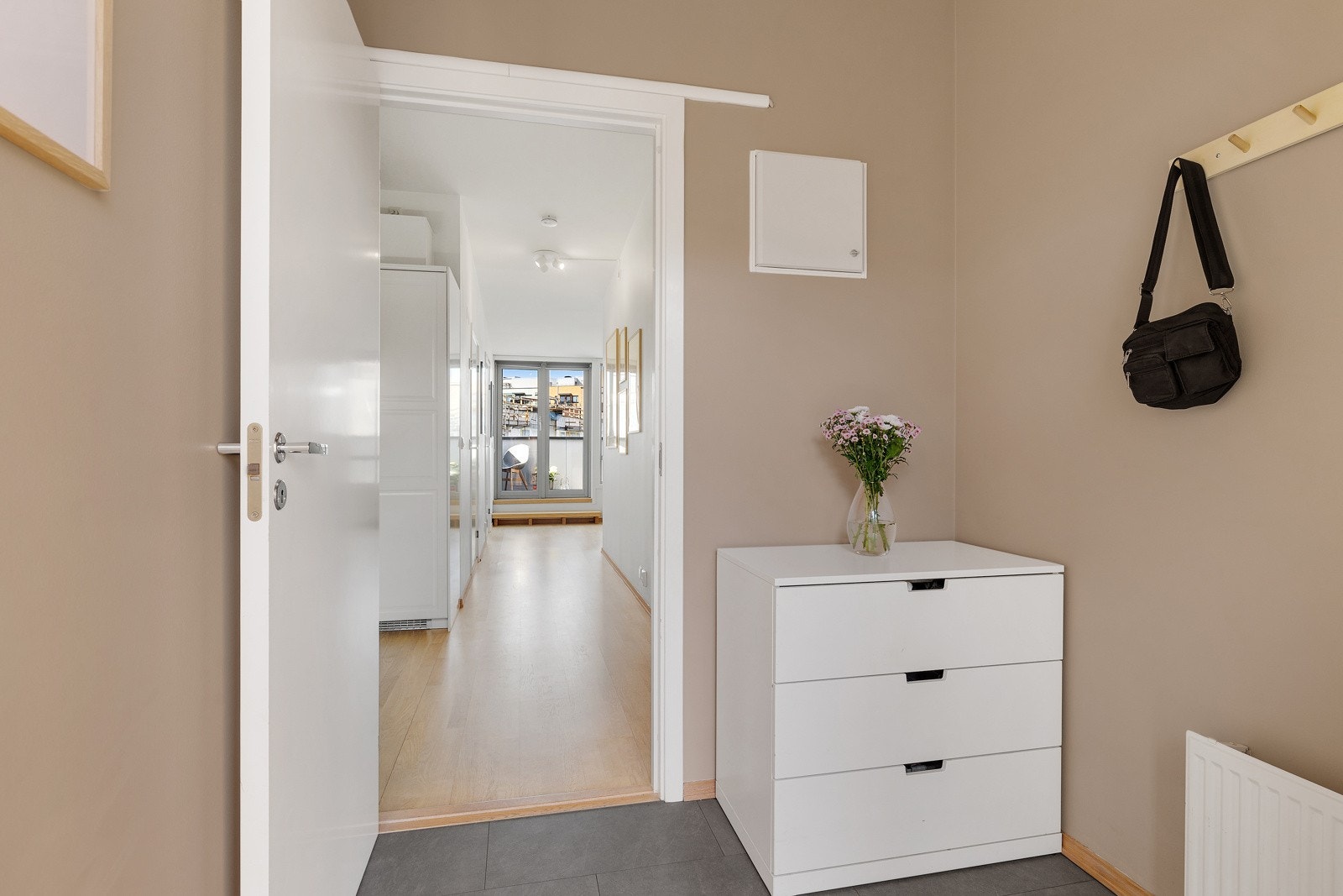 Velkommen inn! Sikringsskapet er plassert på vegg og ble oppgradert i 2024 med nye automatsikringer. Galleribilde