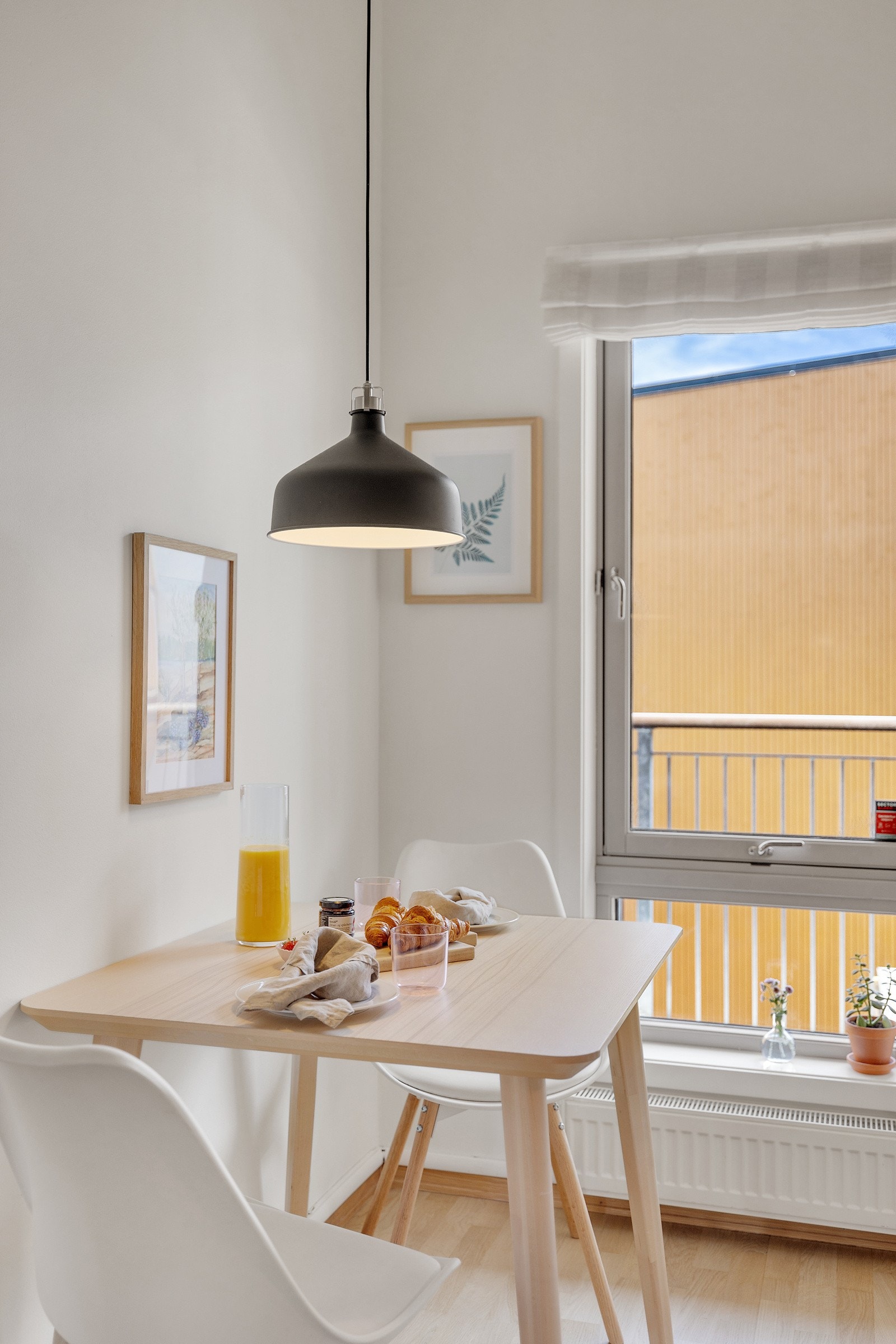Spisebordet på kjøkkenet er perfekt for frokoster og ellers i hverdagen. Galleribilde