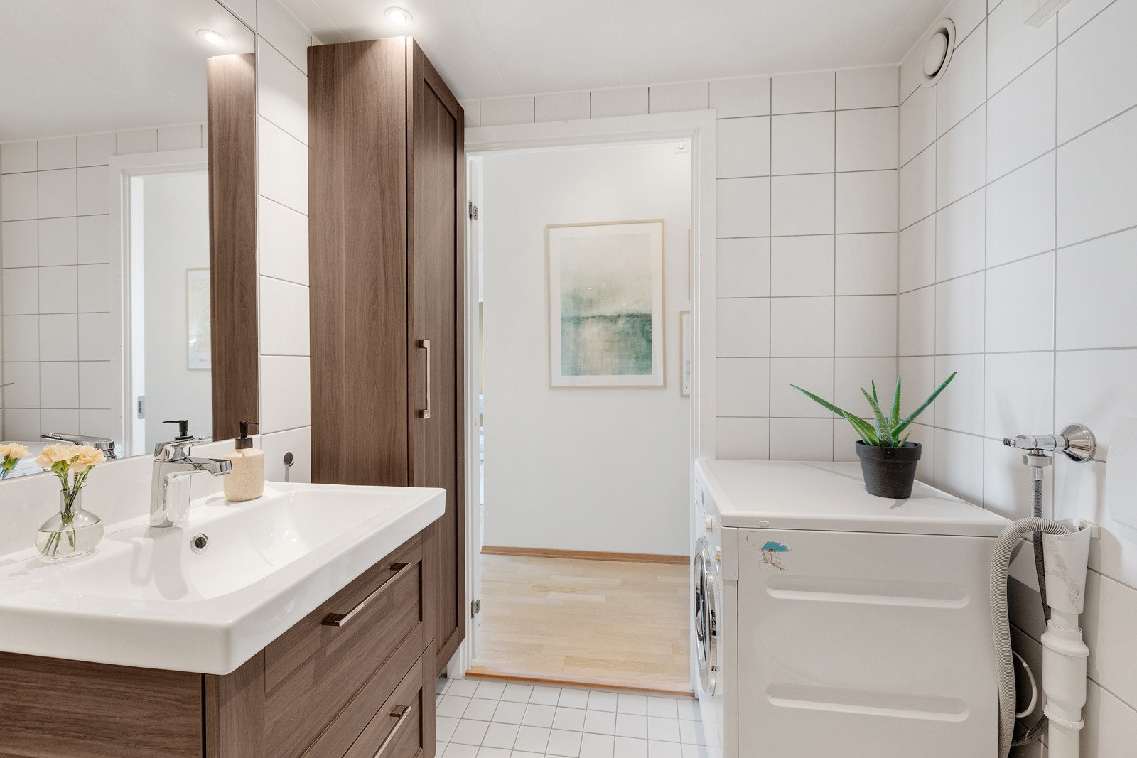 Opplegg og plass til både vaskemaskin og tørketrommel. Galleribilde
