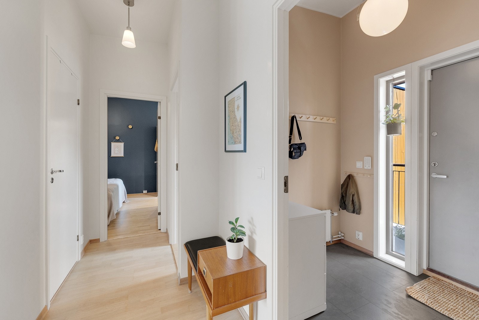 Praktisk vinyl på gulv som er lett å holde rene og veggene er malt i en moderne fargetone. Galleribilde