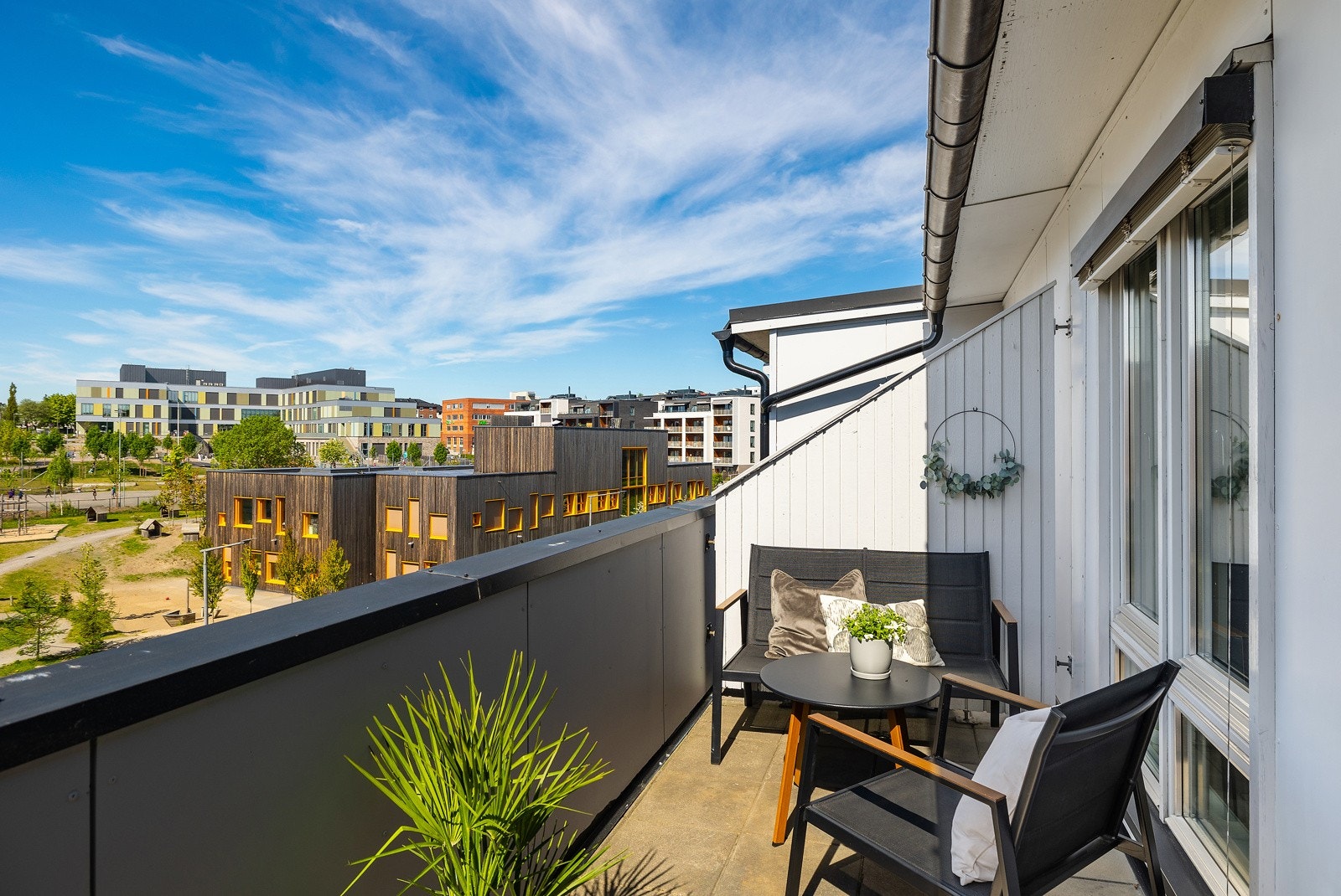 Her har du plass til både loungemøblement og spisebord. Galleribilde