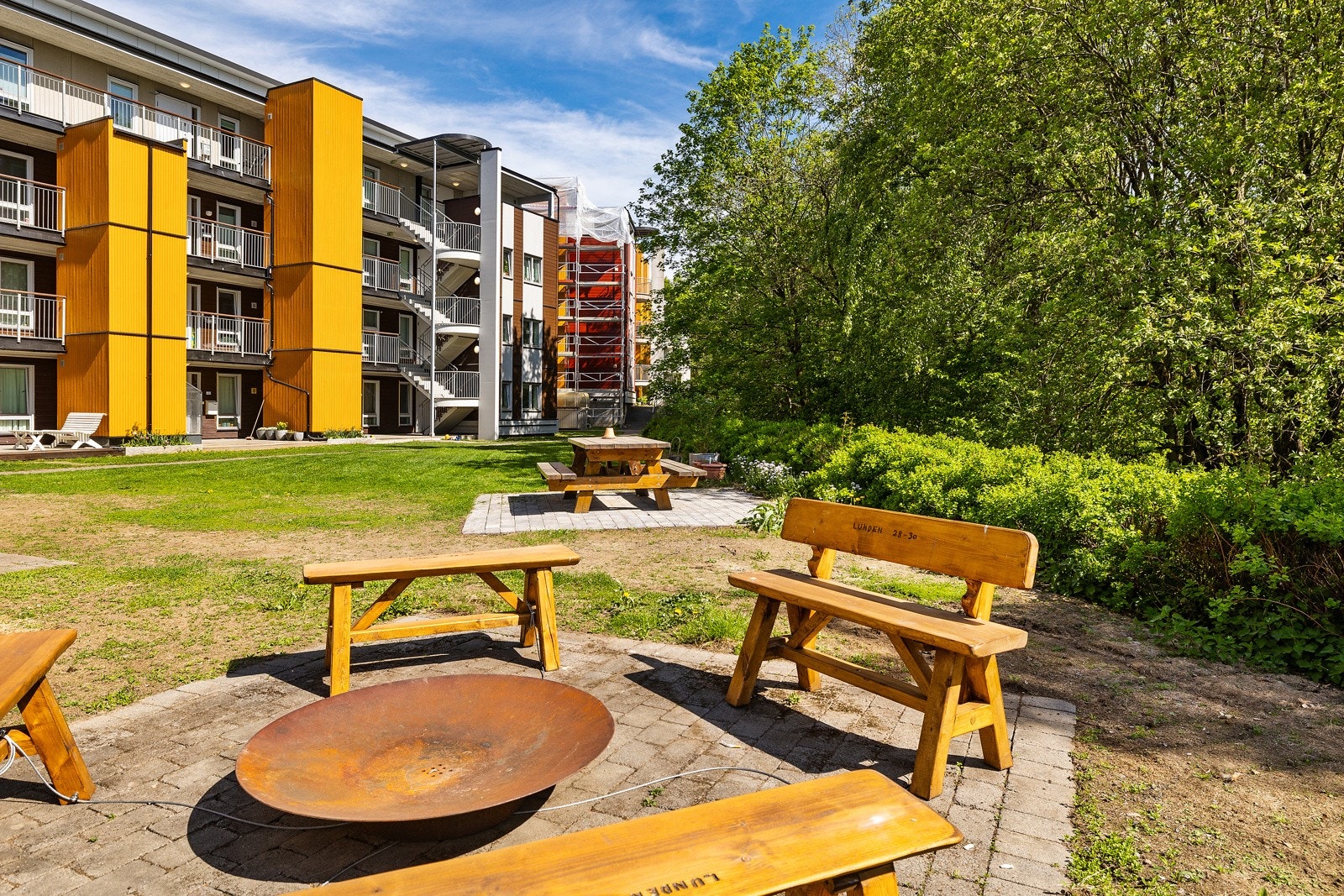 Eiendommen ligger i et barnevennlig boligområde i Oslo, bestående av både blokker, villaer og rekkehus, store frukthager og flotte parkområder. Galleribilde