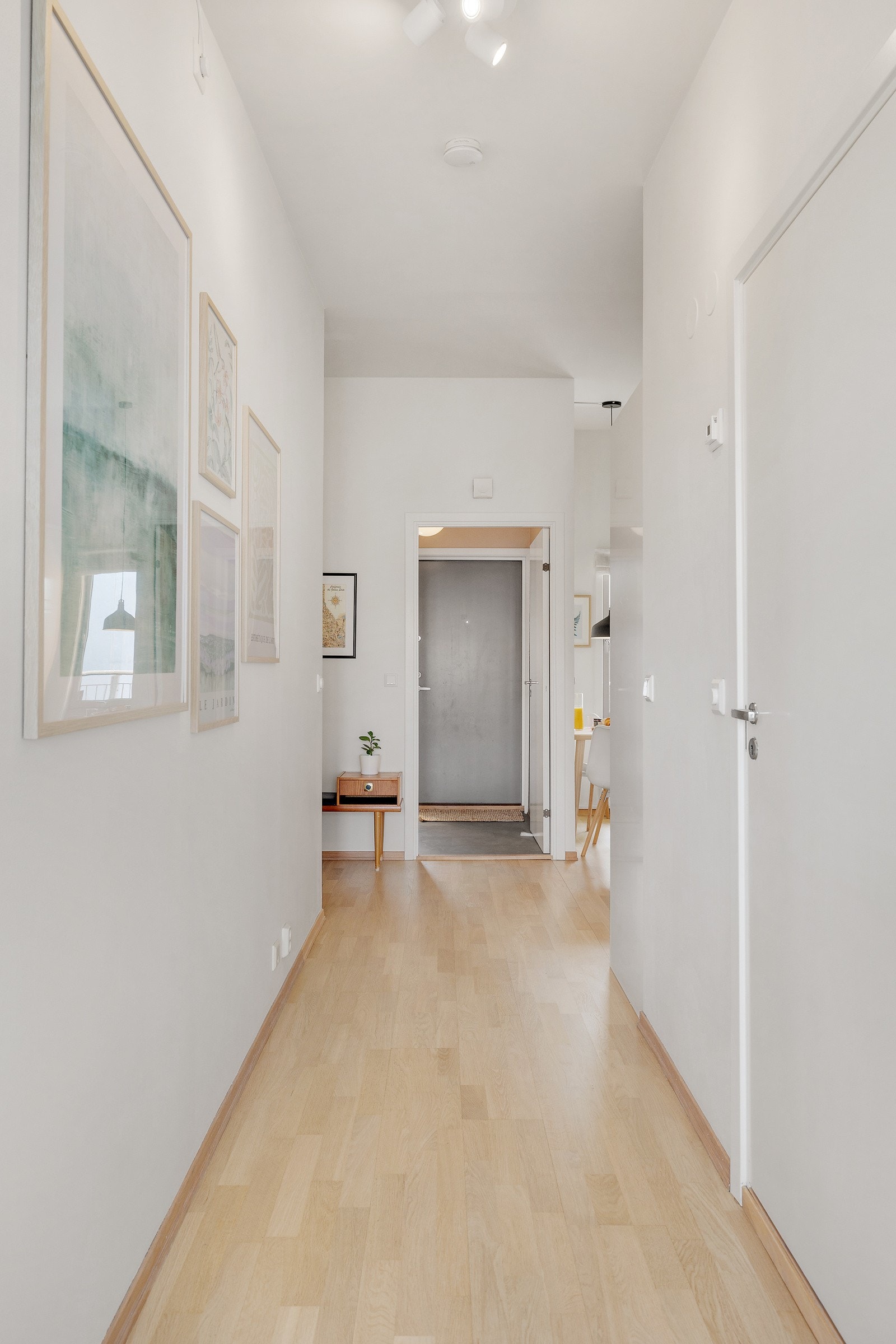Du ønskes så velkommen inn i en lys og innbydende entré av god størrelse. Galleribilde