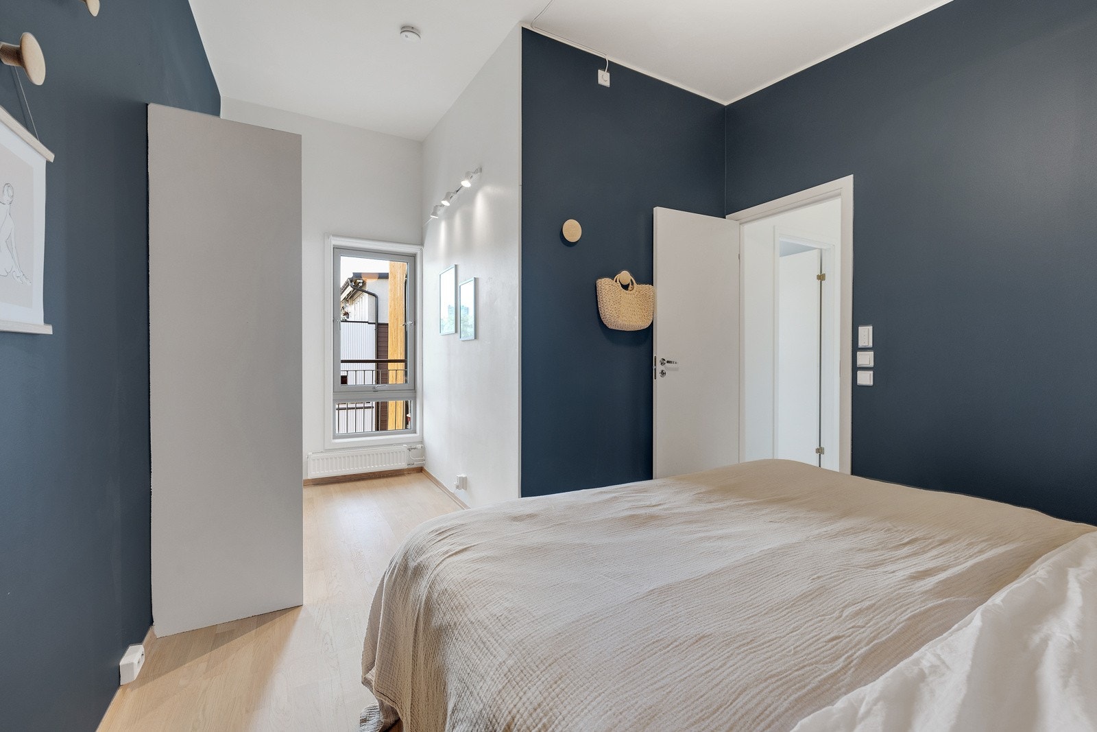 Hovedsoverommet har en fin utforming og har god plass til dobbeltseng og romslig skyvedørsgarderobe. Galleribilde