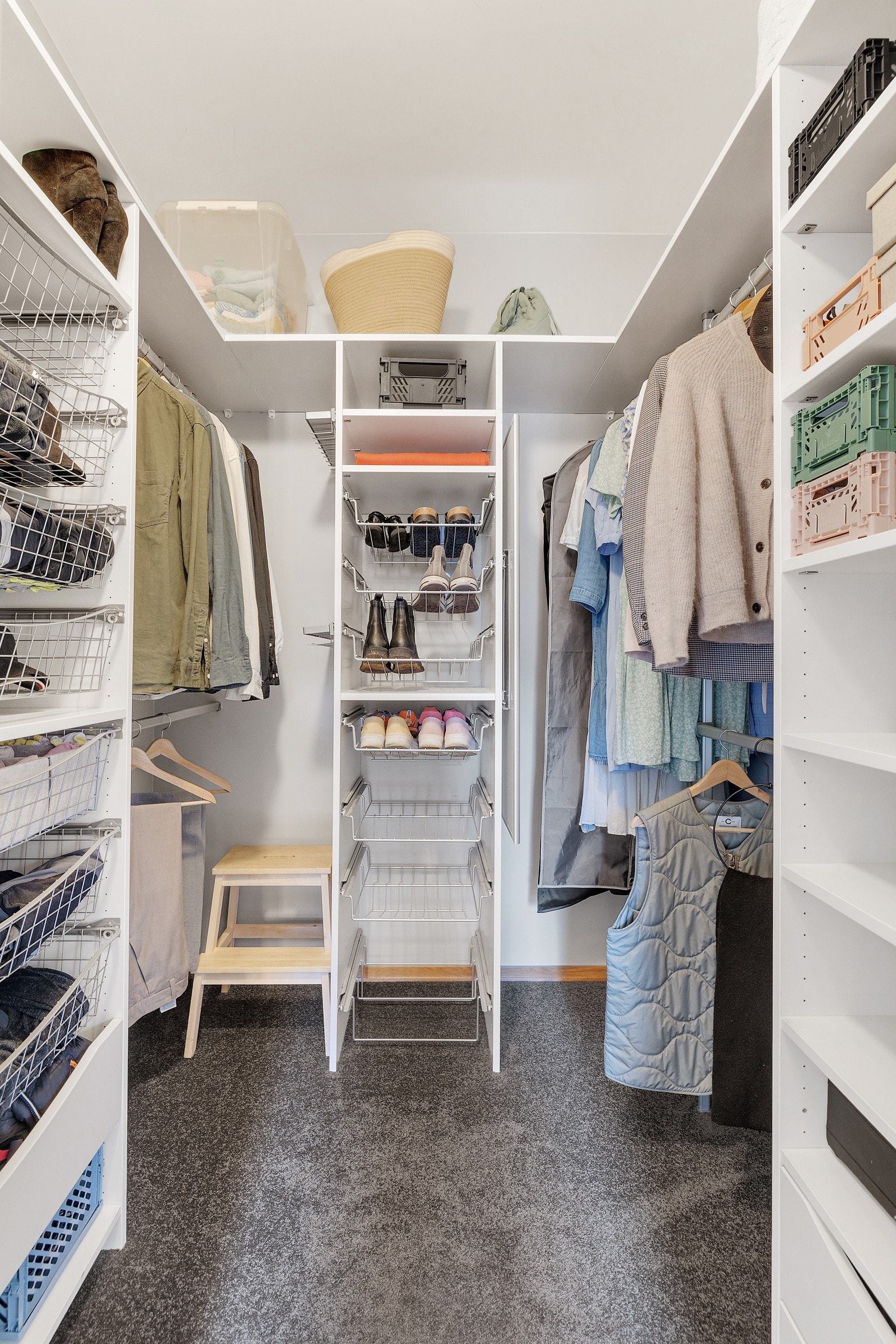 Leiligheten besitter en innbydende og praktisk garderobeløsning/ walk in closet Galleribilde