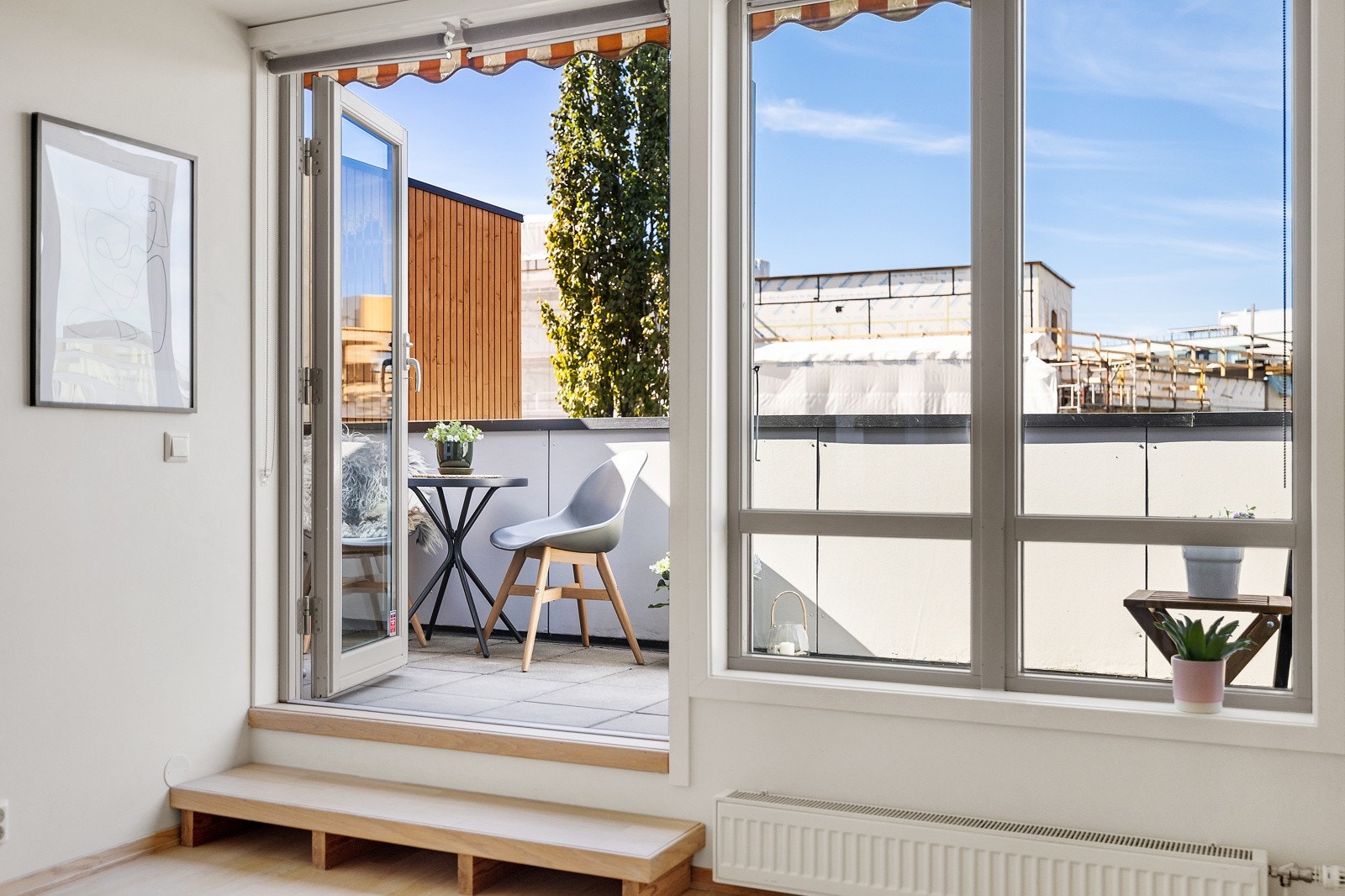 De store vindusflatene og balkongdøren slipper inn rikelig med naturlig lys inn i stuen. Galleribilde