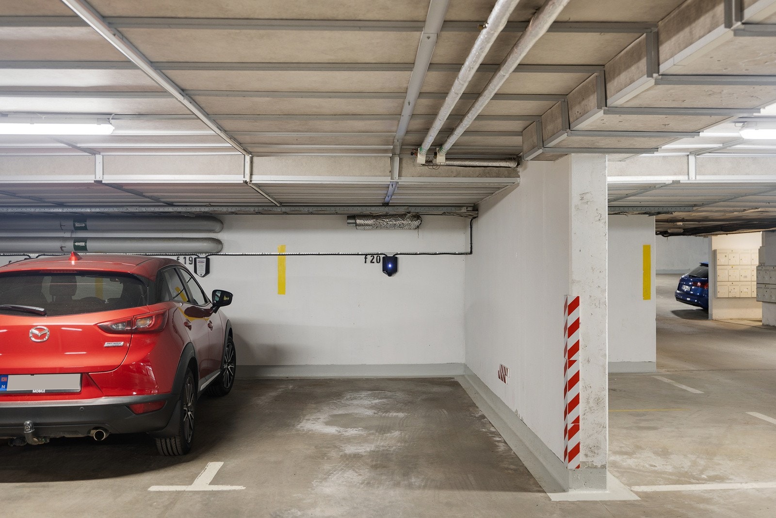 Parkeringsplass i garasjeanlegg. Galleribilde