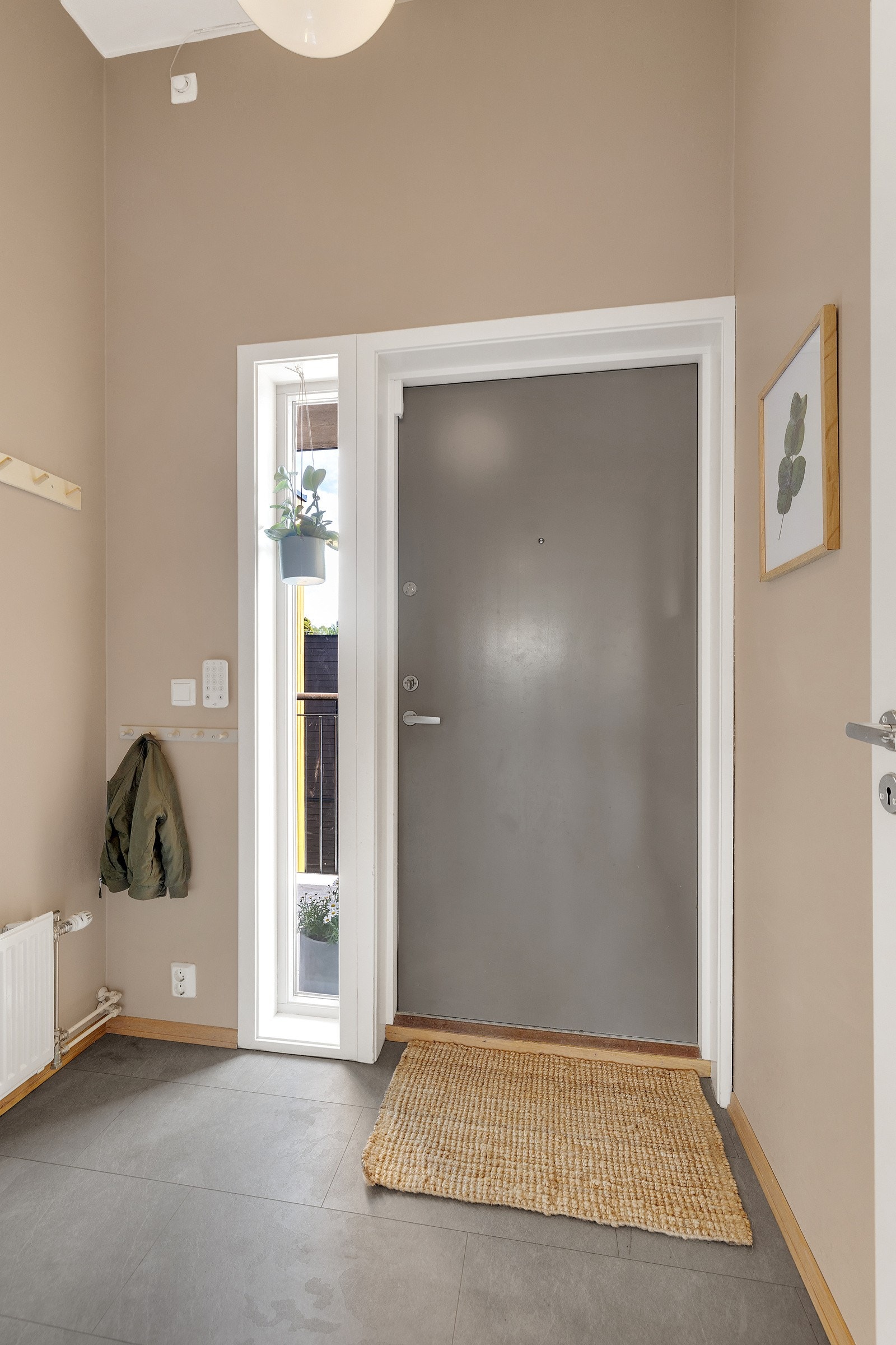 I entréen har du god plass til sko og yttertøy, samt ytterligere plass til garderobeskap, skoskap eller kommoder Galleribilde