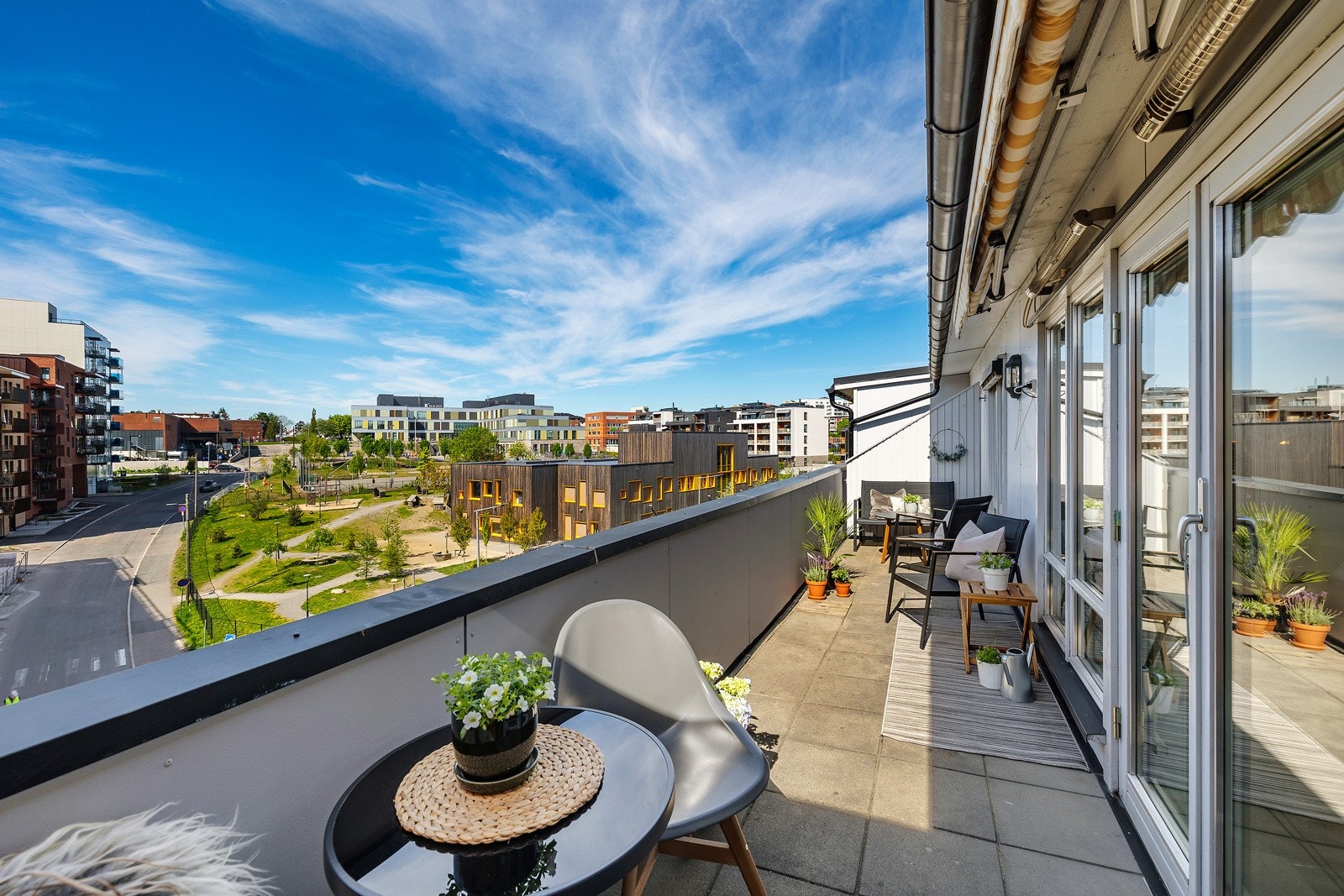 Moderne og innbydende 4-roms toppleilighet med solrik terrasse på 13 m². Galleribilde