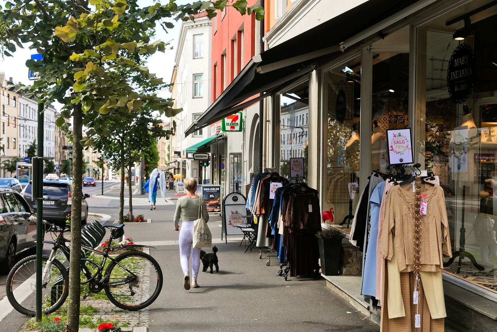 Her finner man alt av klesbutikker til uteserveringer Galleribilde