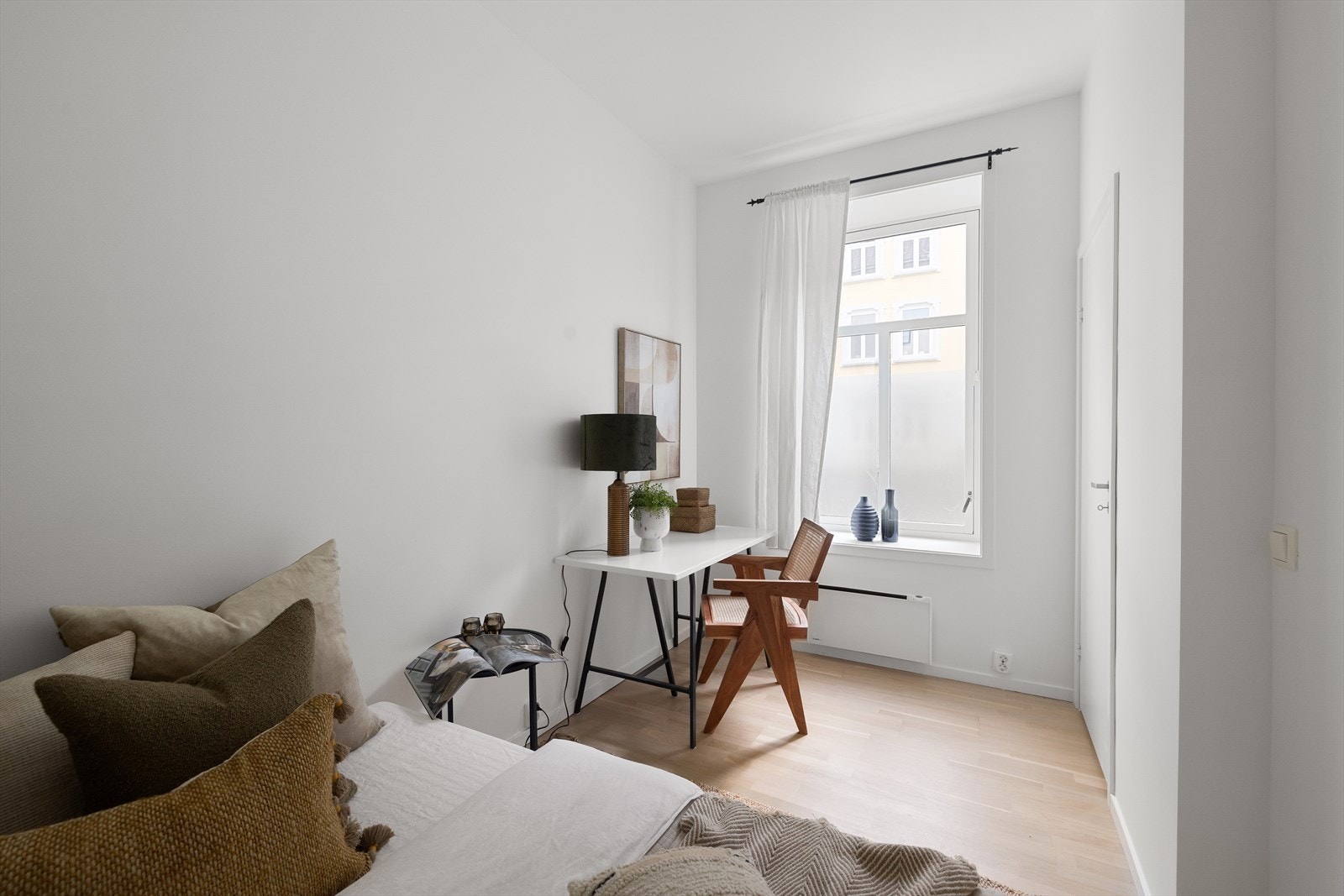 Rommet har god takhøyde, stor vindusflate og plass til skap Galleribilde