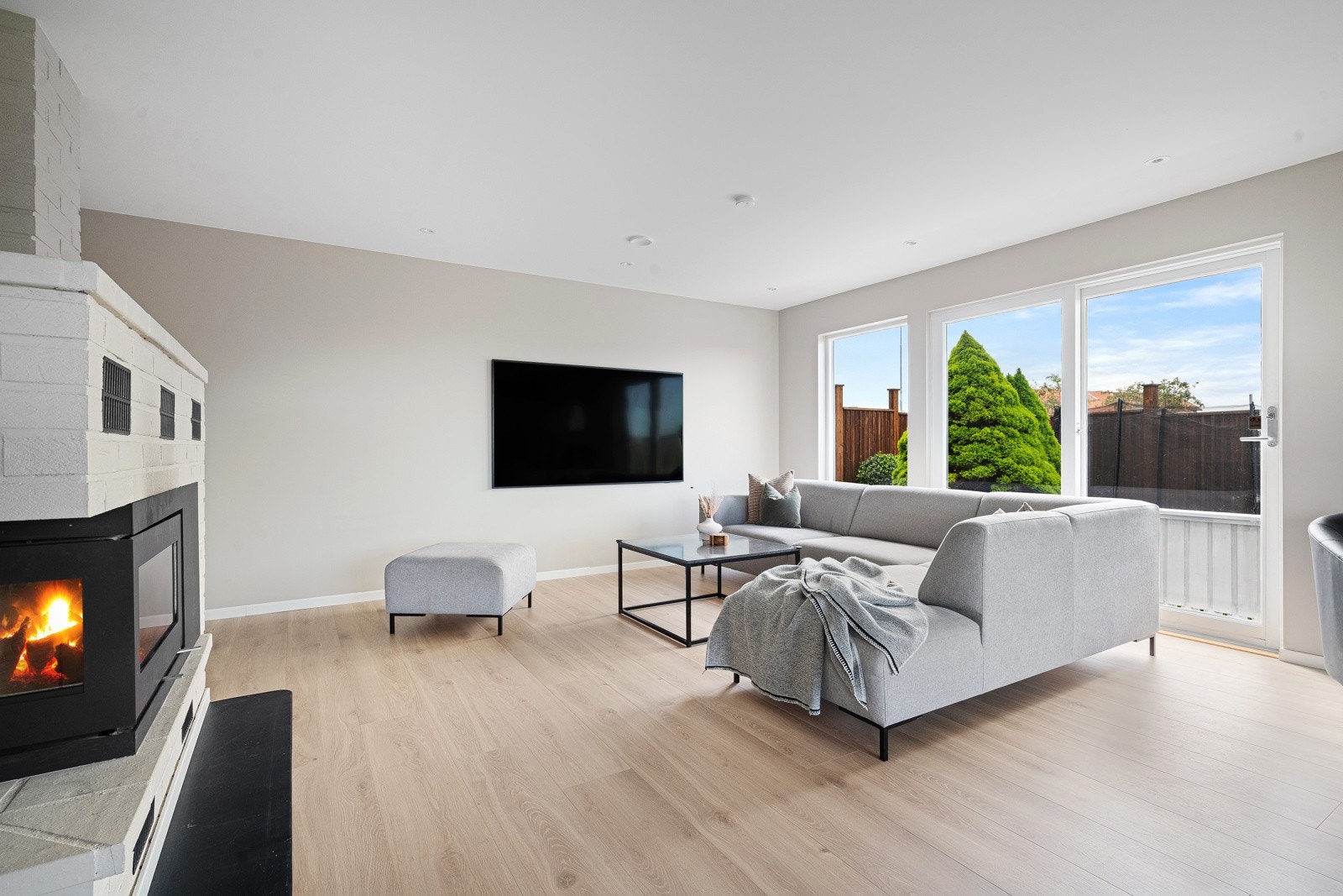 Stuen er lys og luftig med store vindusflater. Galleribilde