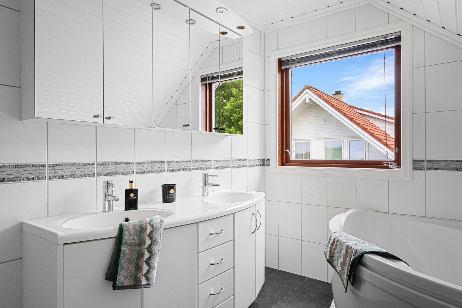 Her har man fin baderomsinnrednig, dusjnisje, badekar og vegghengt toalett. Galleribilde