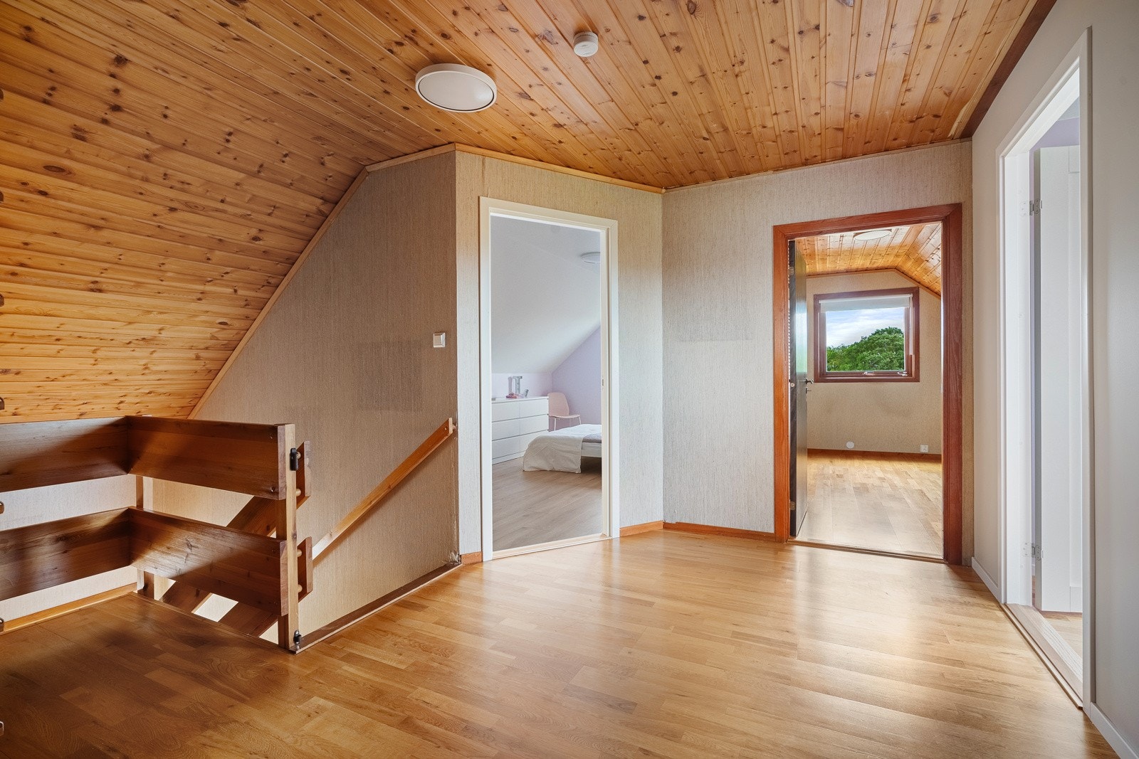 I 2. etasje finner vi 4 soverom og bad. Galleribilde