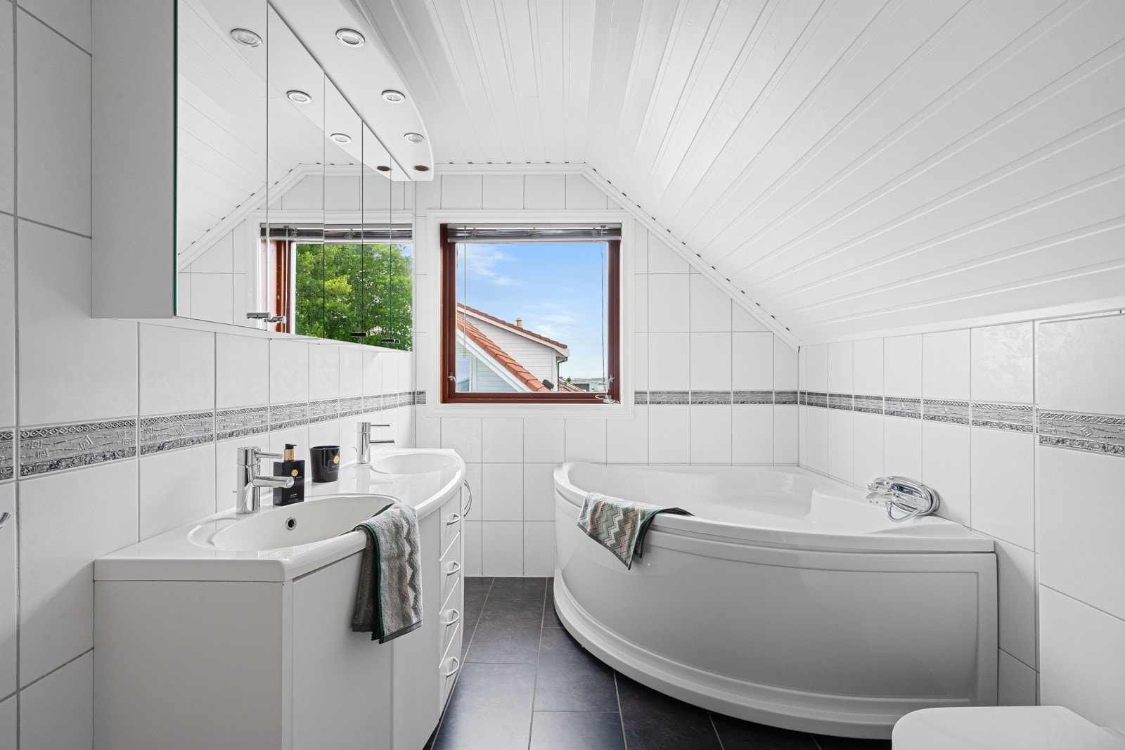 Innbydende, flislagt bad med gulvvarme. Galleribilde