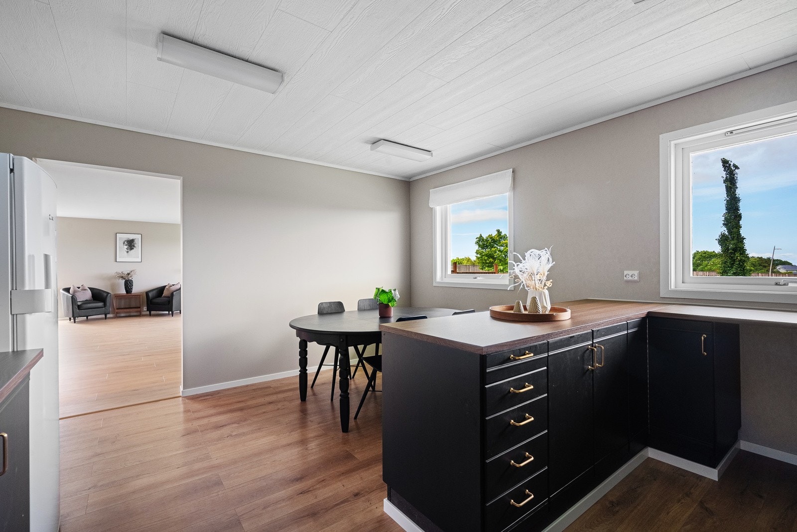 Praktisk kjøkkenrom med egen spisegruppe. Galleribilde