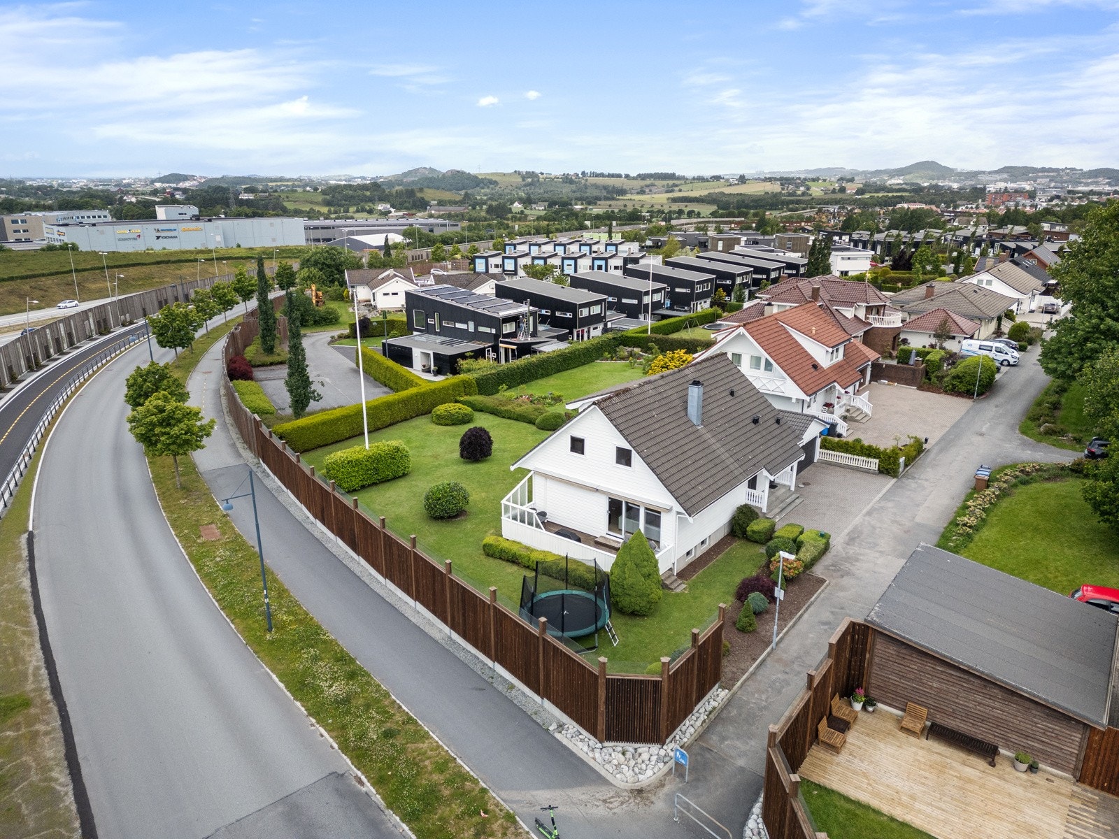 Kort vei til dagligvare, barnehager, skoler, idrettsanlegg, turområder, fritidsaktiviteter og sentrum! Galleribilde