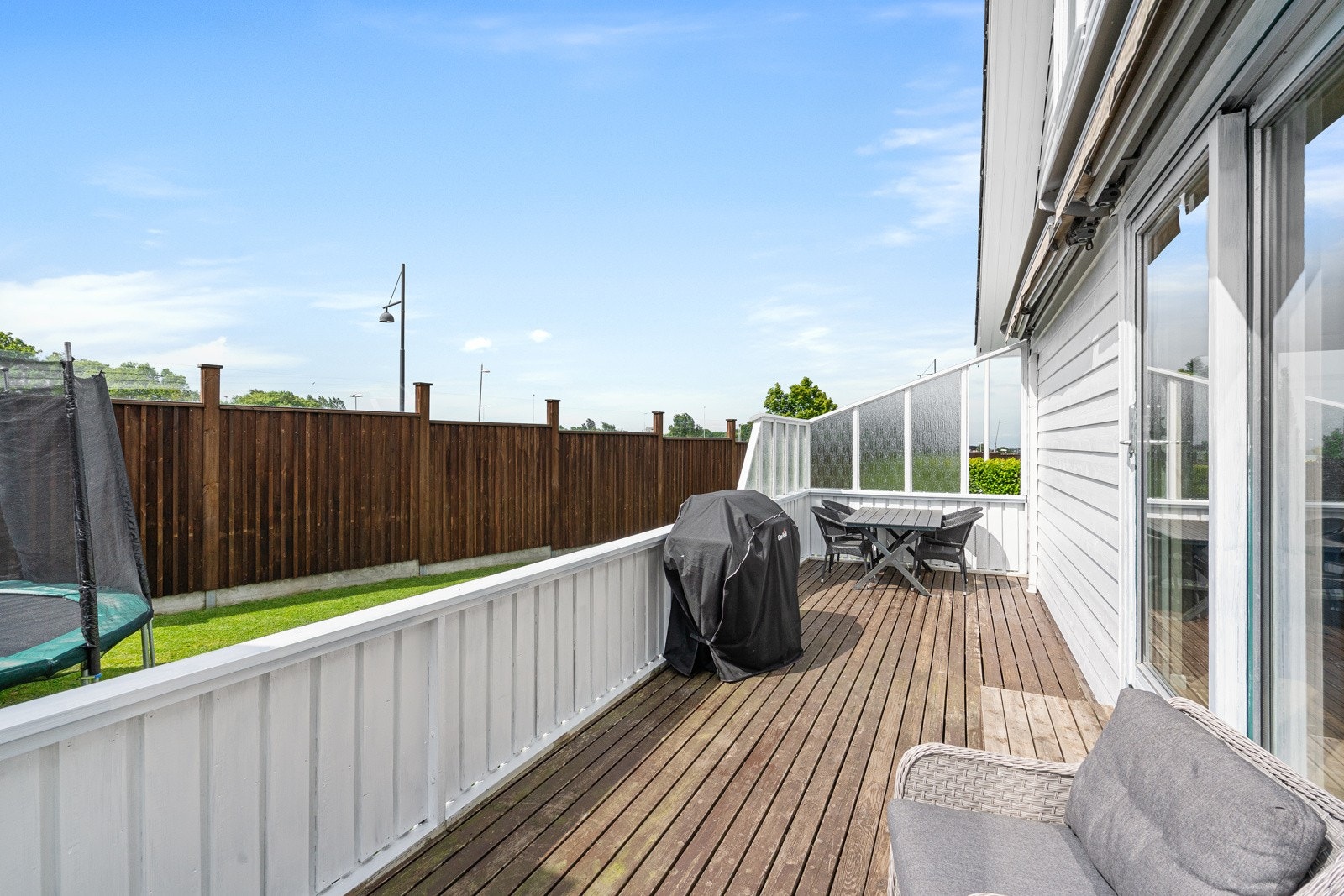 Romslig terrasse med mulighet for store møbelgrupper. Galleribilde