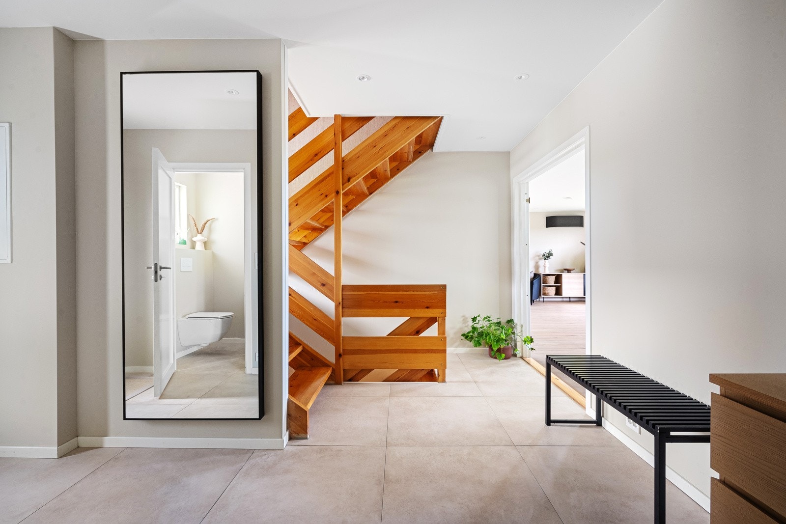 Lekker, oppusset gang med gode lagringsmuligheter. Galleribilde