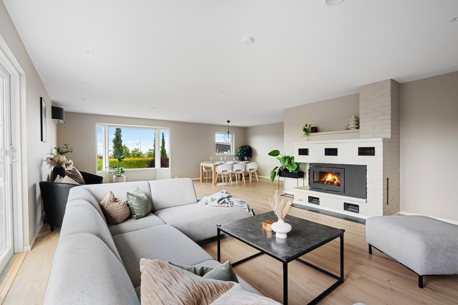 Romslig stue med gode møbleringsmuligheter. Galleribilde