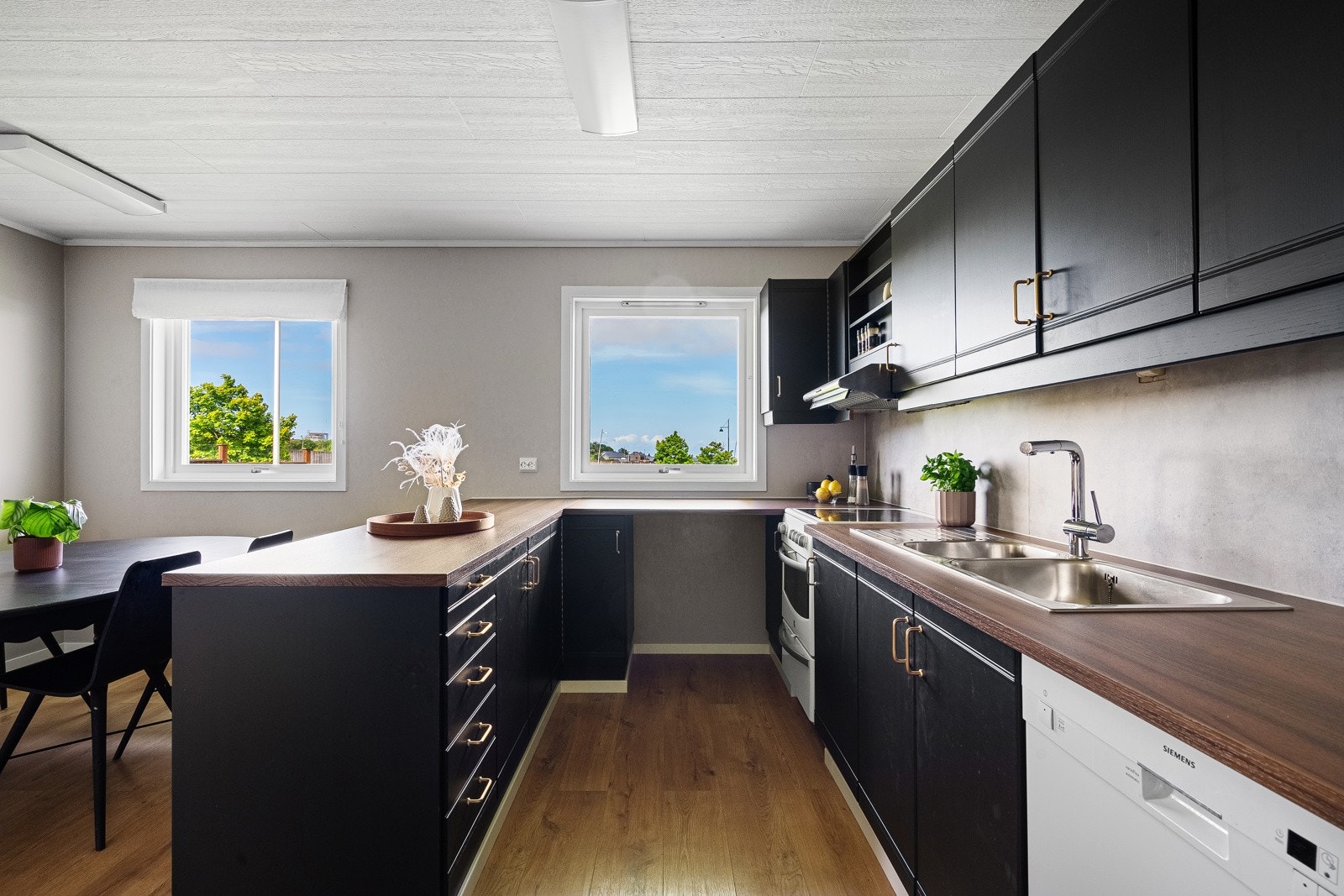 Pent kjøkken med god skap- og benkeplass. Galleribilde