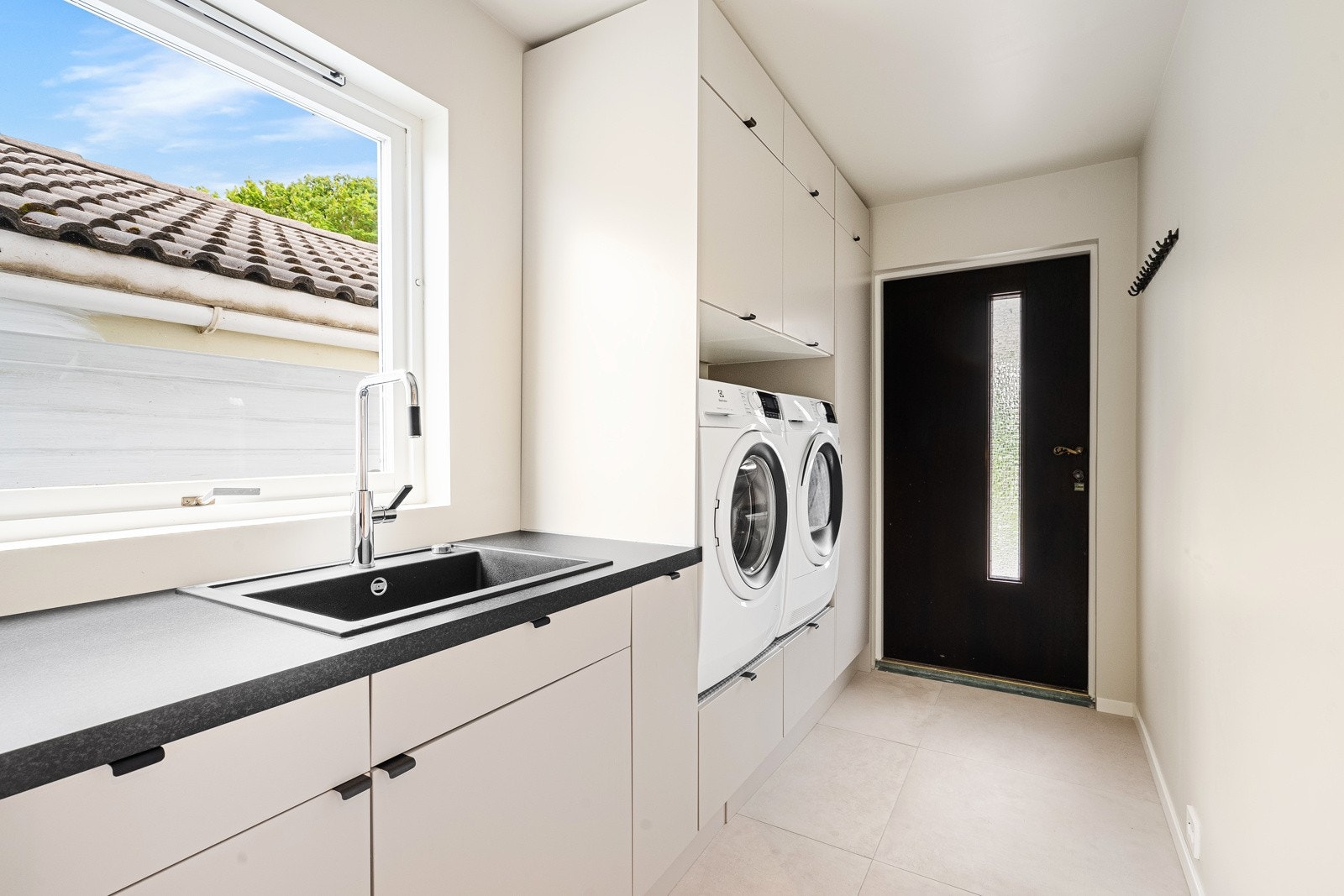 Delikat vaskerom med praktiske løsninger. Galleribilde