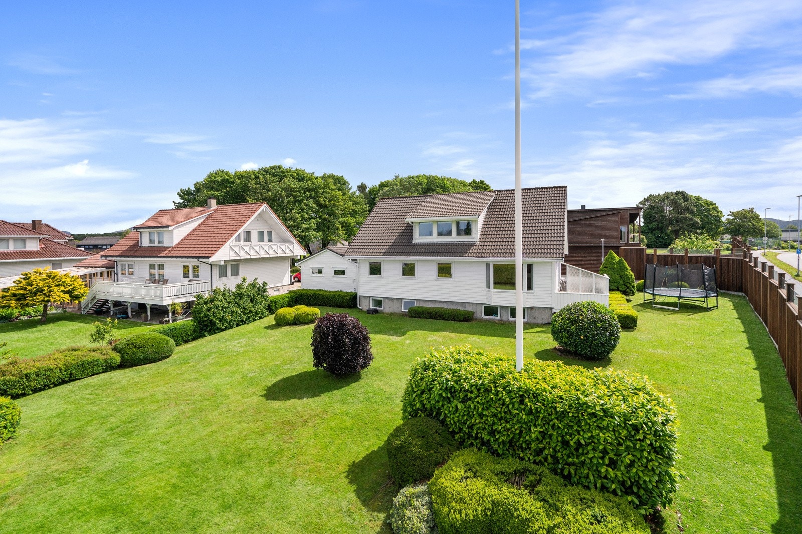 Boligen er på tre plan, med gode muligheter for å tilføye de oppgraderingene en måtte ønske for å skape drømmeboligen. Galleribilde