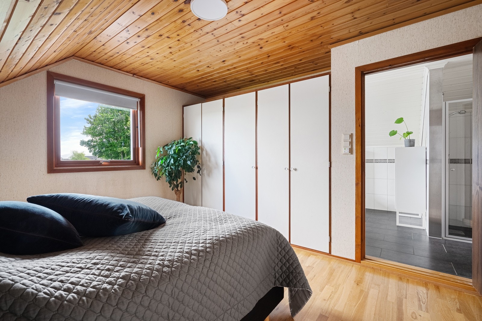 Utstyrt med god skapplass og direkte adkomst til bad. Galleribilde