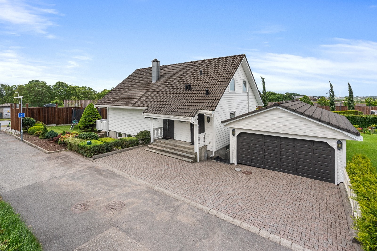 Dette er en innholdsrik og romslig familiebolig med flott opparbeidet uteområde og stor tomt. Galleribilde