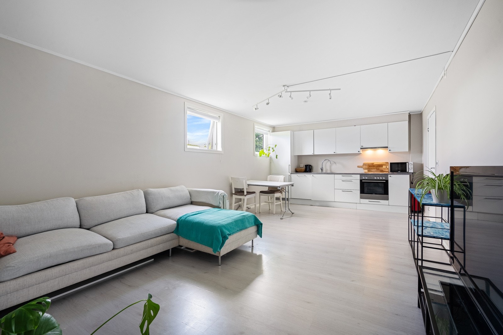 Stue/Kjøkken i utleid del av kjeller. Galleribilde