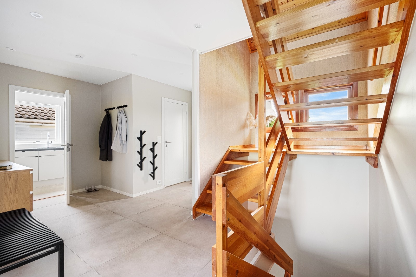 Tilkoms til vaskerom/bi-inngang. Galleribilde