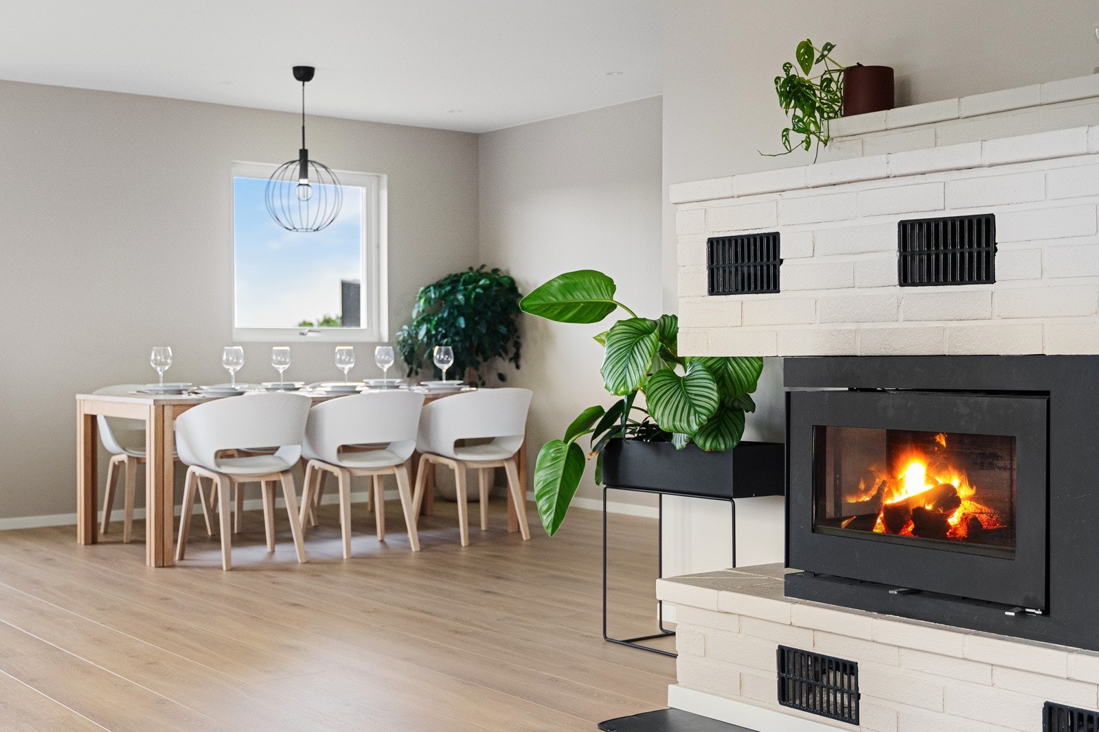 Huset varmes blant annet opp av en koselig peisovn. Galleribilde