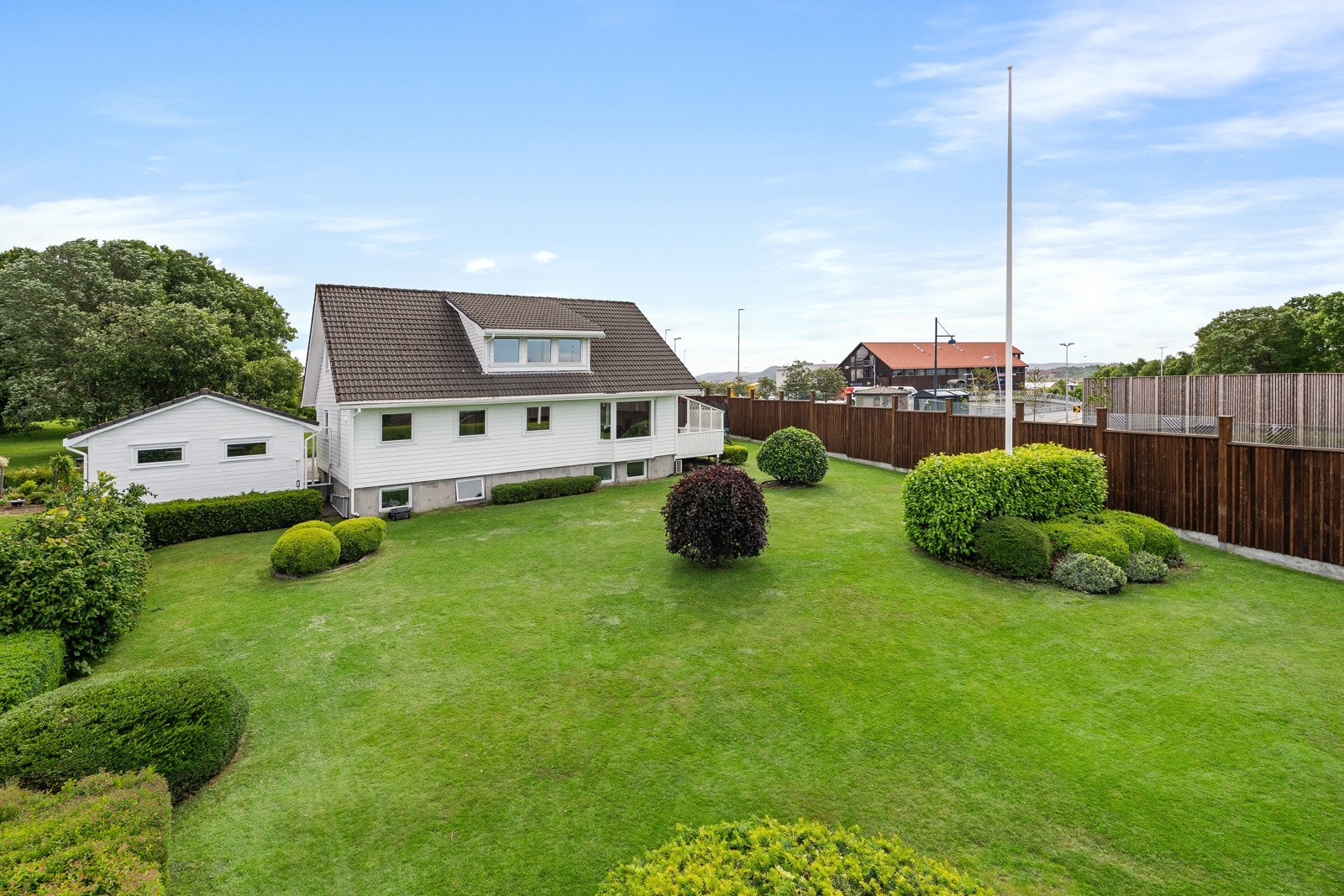 Stor hage med parkmessig standard. Galleribilde