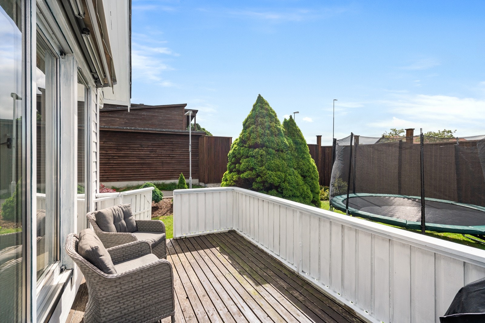 Terrassen vender mot sør og er ca. 20 kvm. Galleribilde