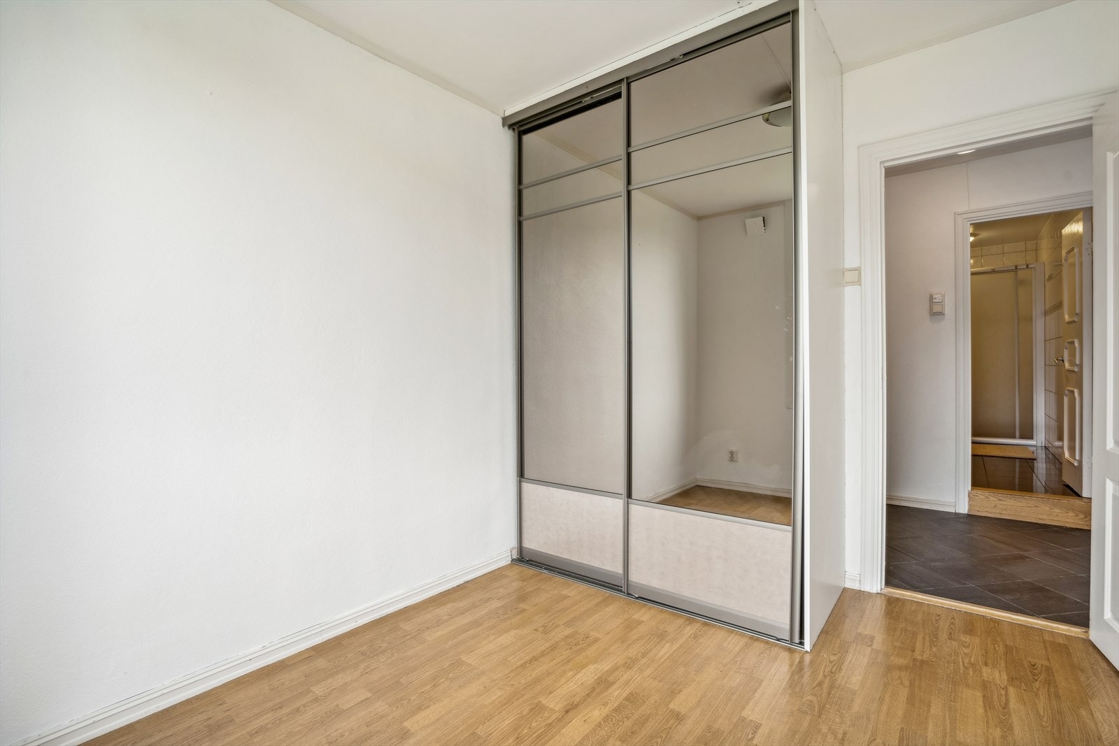 Soverom 2 med adkomst fra gang Galleribilde