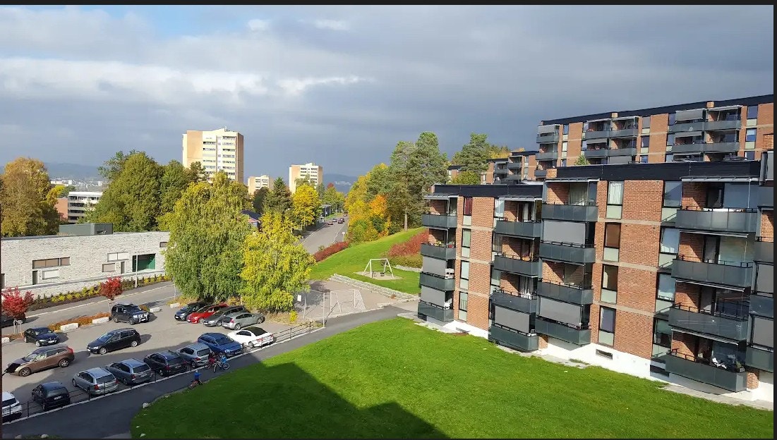 Selgers private bilde - utsikt av sameiets fellesareal og parkeringsplassene Galleribilde
