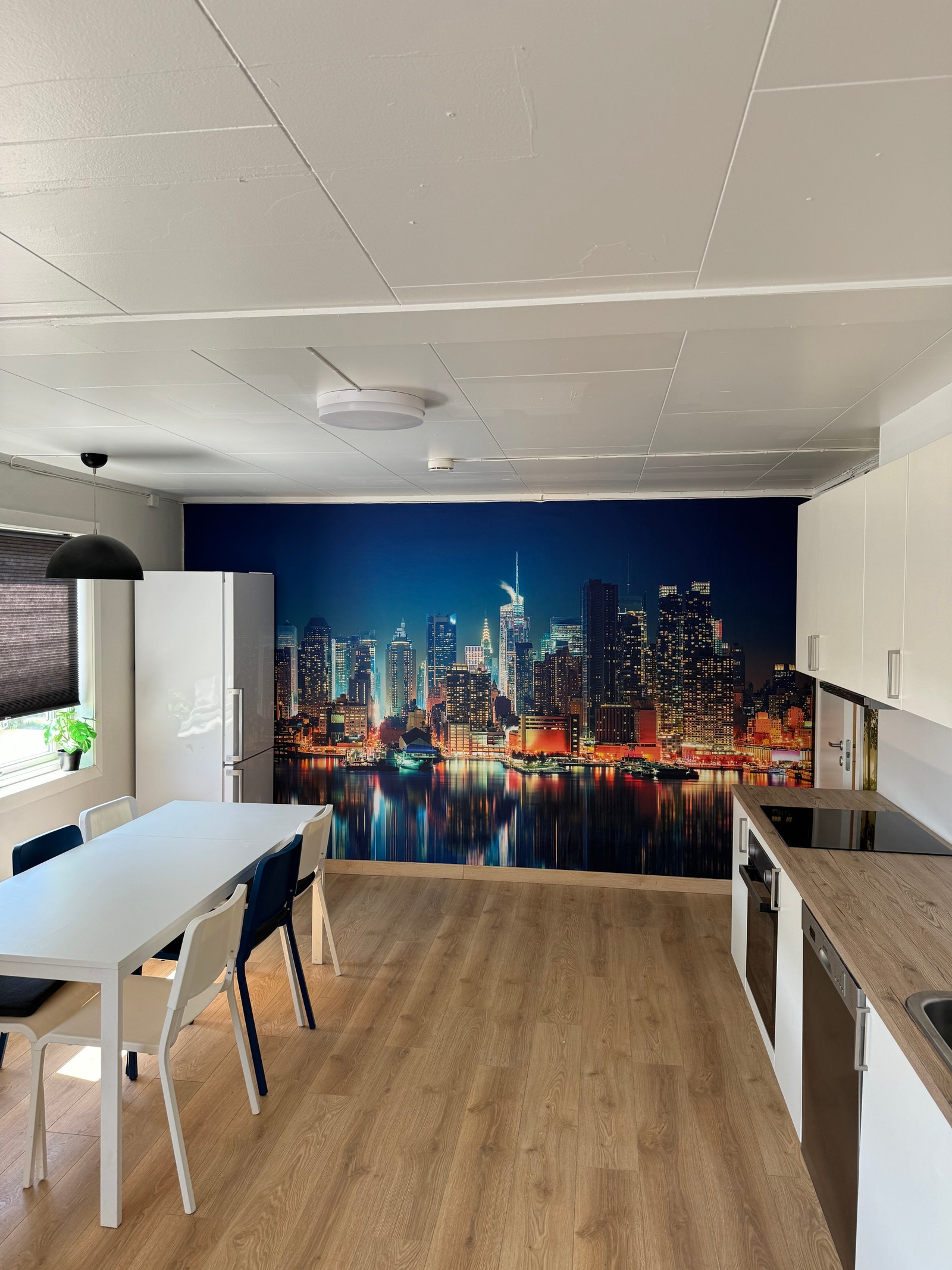 Stort felles areal med stort kjøkken. Galleribilde