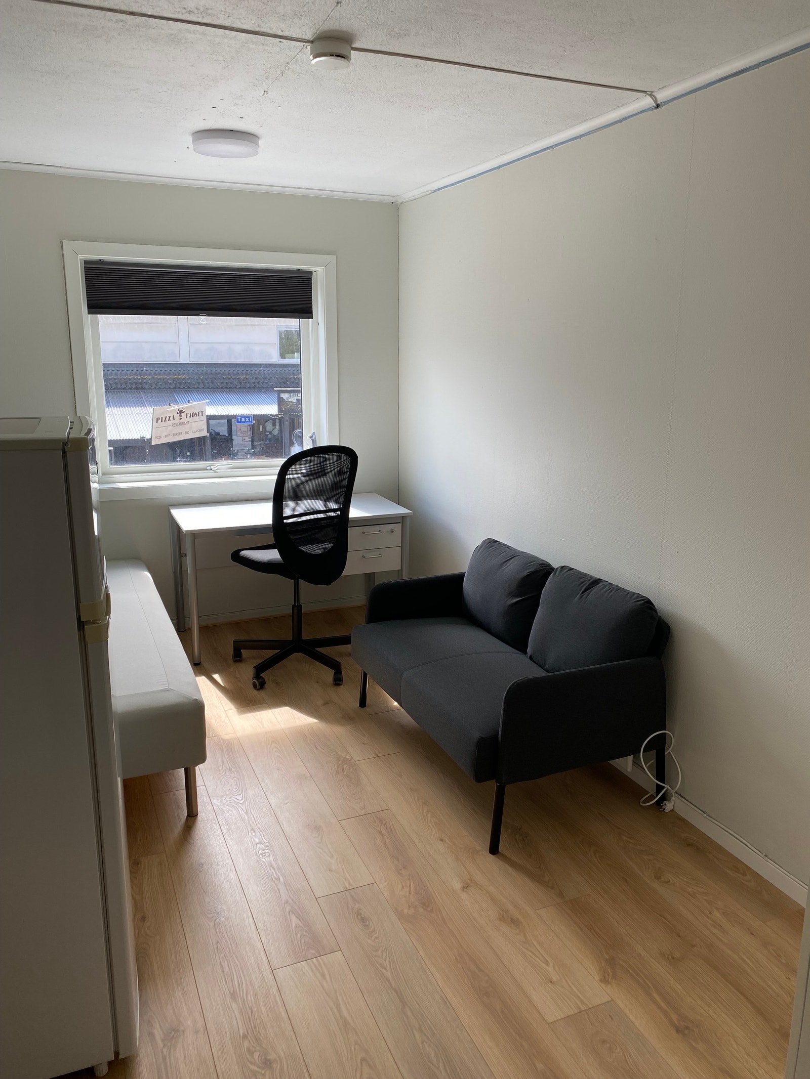 Alle rom har egen vaskeservant meg speil.
Ferdig møblert om ønskelig med kjøleskap Galleribilde